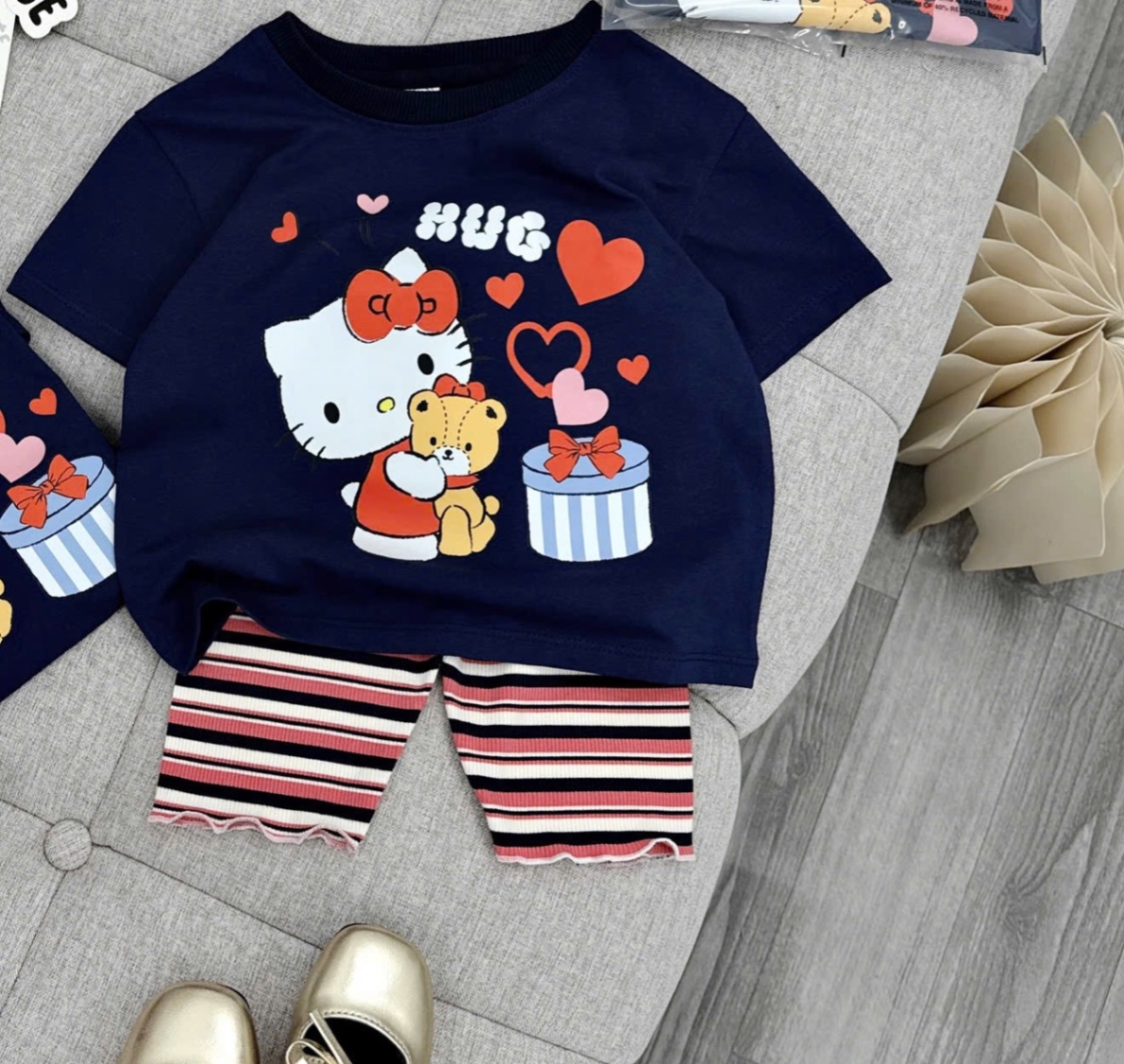 G597 - BỘ ĐÙI BÉ GÁI ÁO THAN KITTY HUG QUẦN KẺ