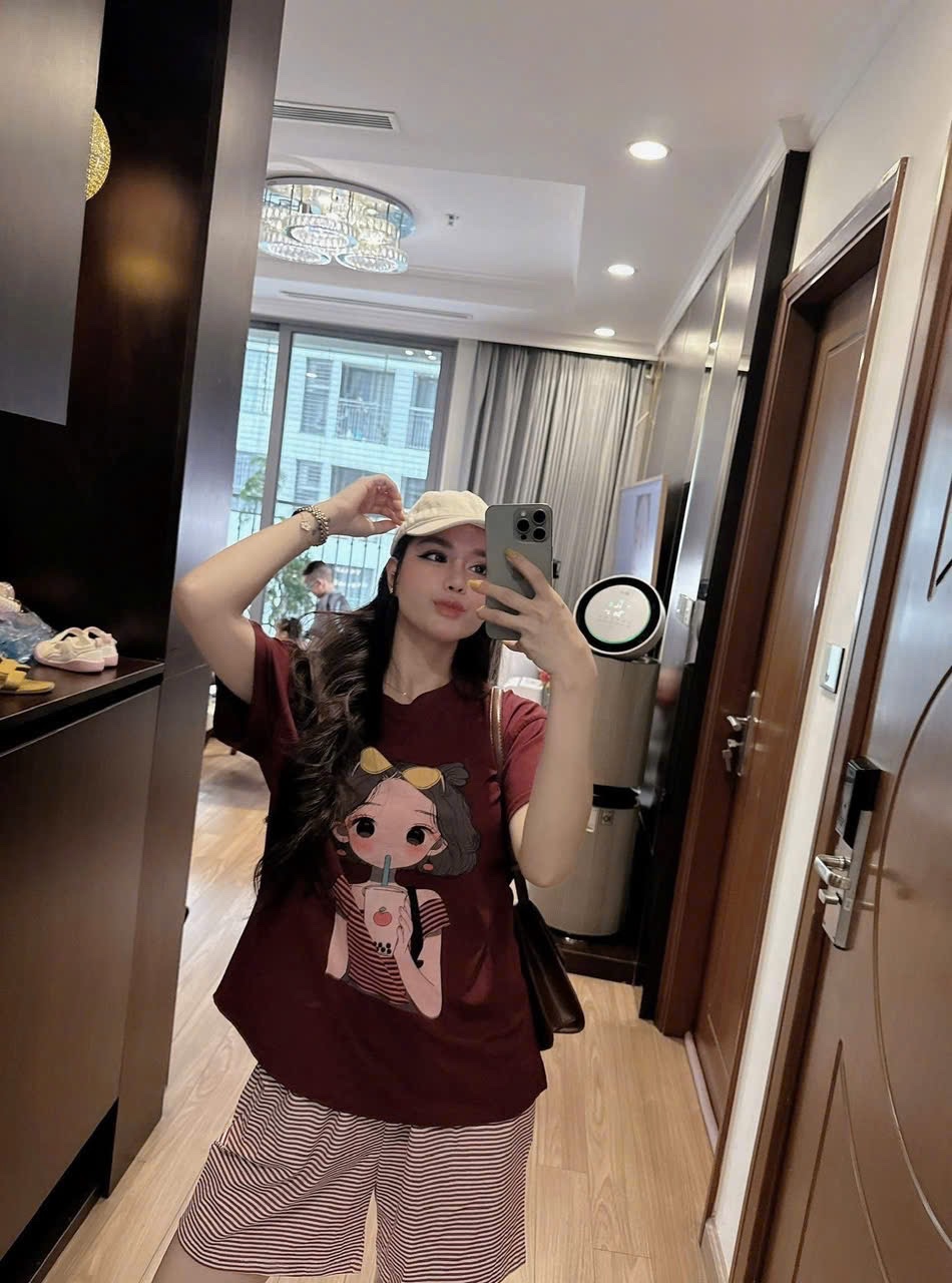 S983 - BỘ ĐÙI NỮ ÁO ĐỎ CÔ GÁI TRÀ SỮA QUẦN KẺ NGANG