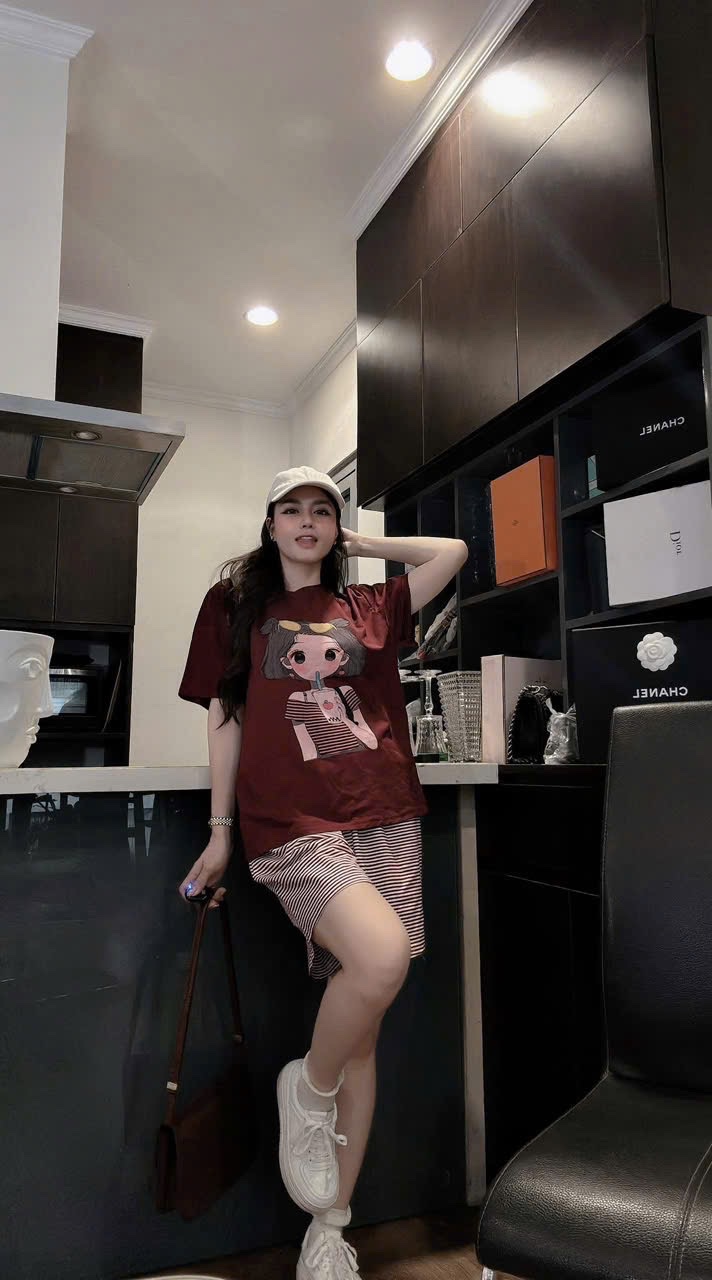 S983 - BỘ ĐÙI NỮ ÁO ĐỎ CÔ GÁI TRÀ SỮA QUẦN KẺ NGANG