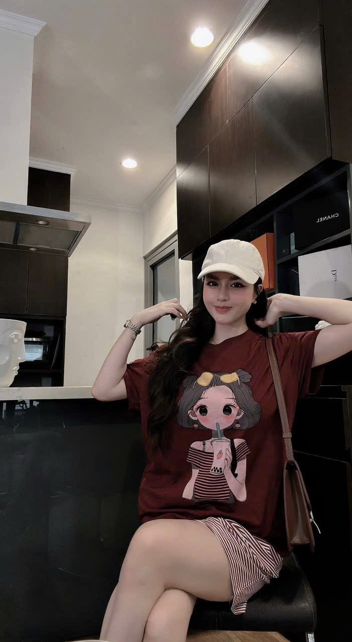 S983 - BỘ ĐÙI NỮ ÁO ĐỎ CÔ GÁI TRÀ SỮA QUẦN KẺ NGANG