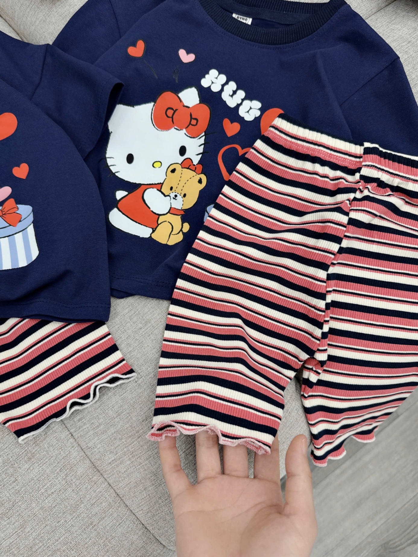 G597 - BỘ ĐÙI BÉ GÁI ÁO THAN KITTY HUG QUẦN KẺ