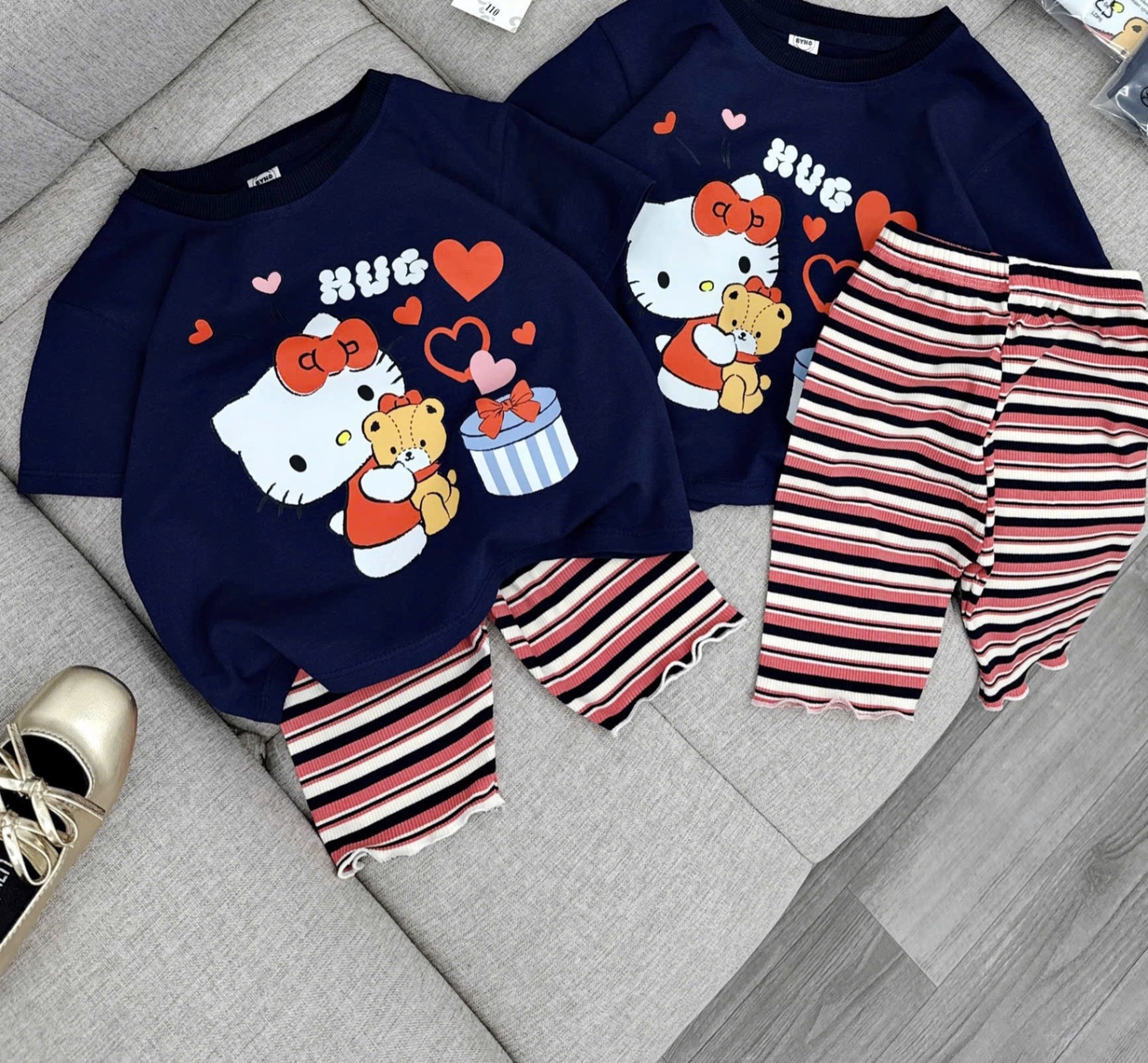 G597 - BỘ ĐÙI BÉ GÁI ÁO THAN KITTY HUG QUẦN KẺ