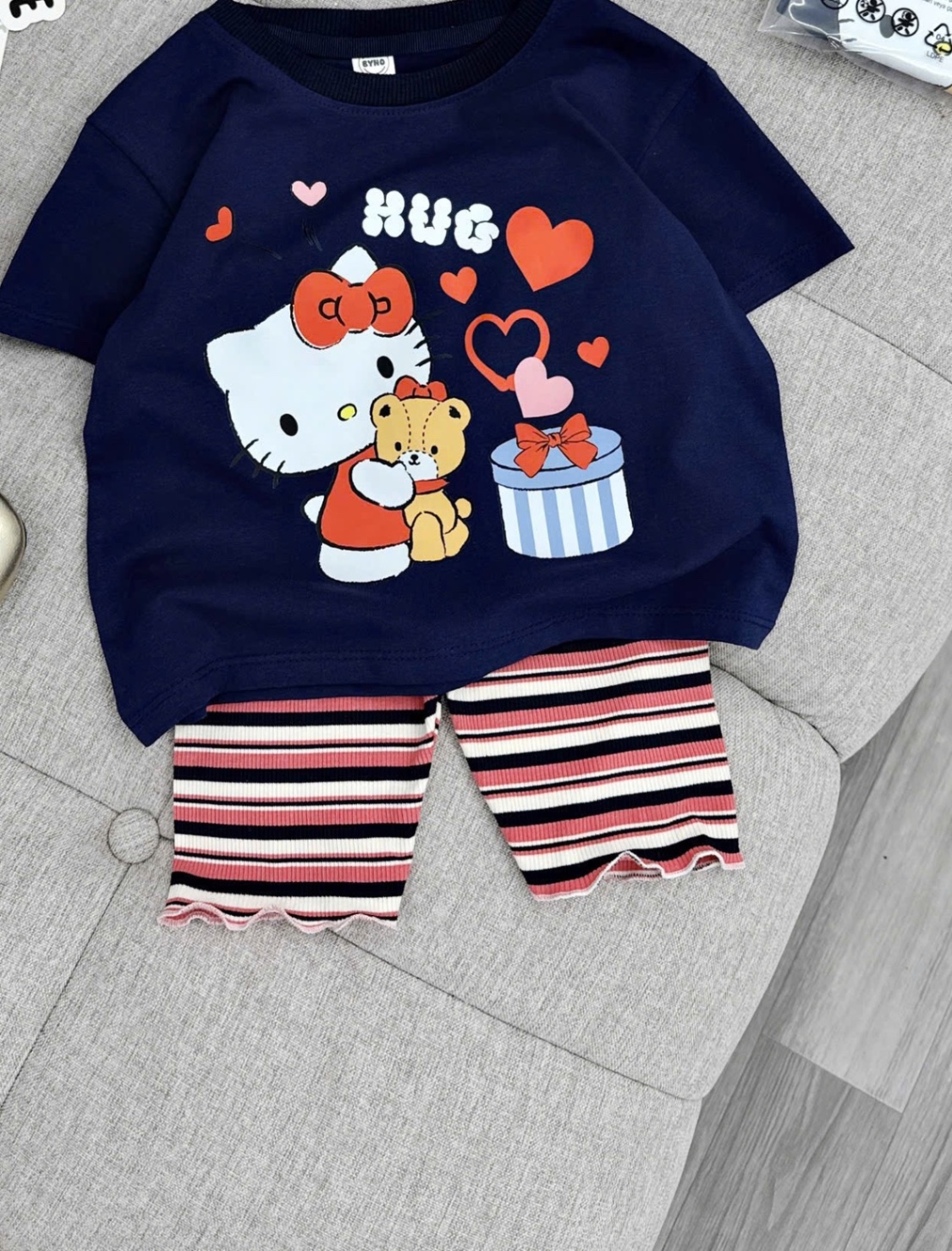 G597 - BỘ ĐÙI BÉ GÁI ÁO THAN KITTY HUG QUẦN KẺ
