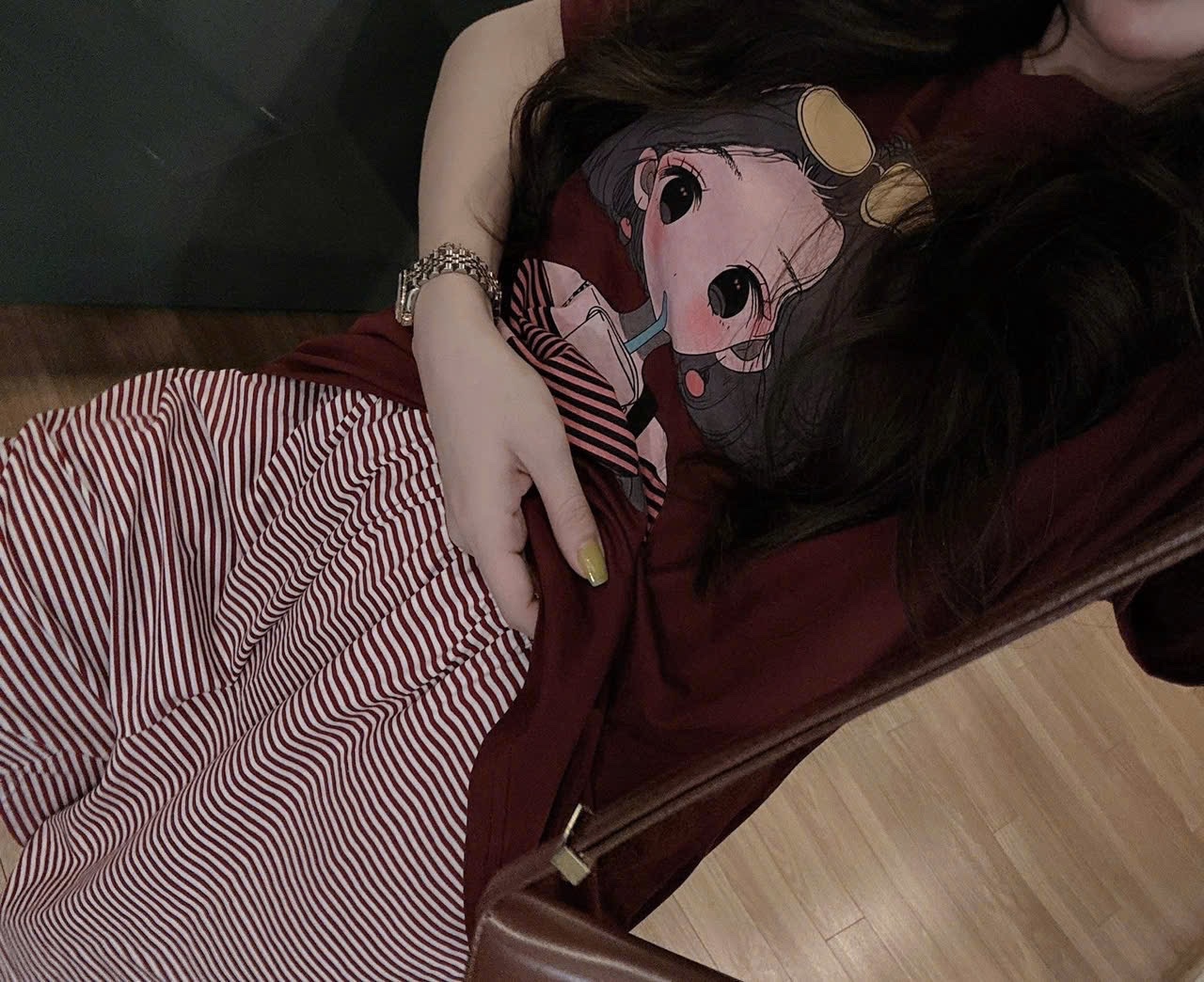 S983 - BỘ ĐÙI NỮ ÁO ĐỎ CÔ GÁI TRÀ SỮA QUẦN KẺ NGANG