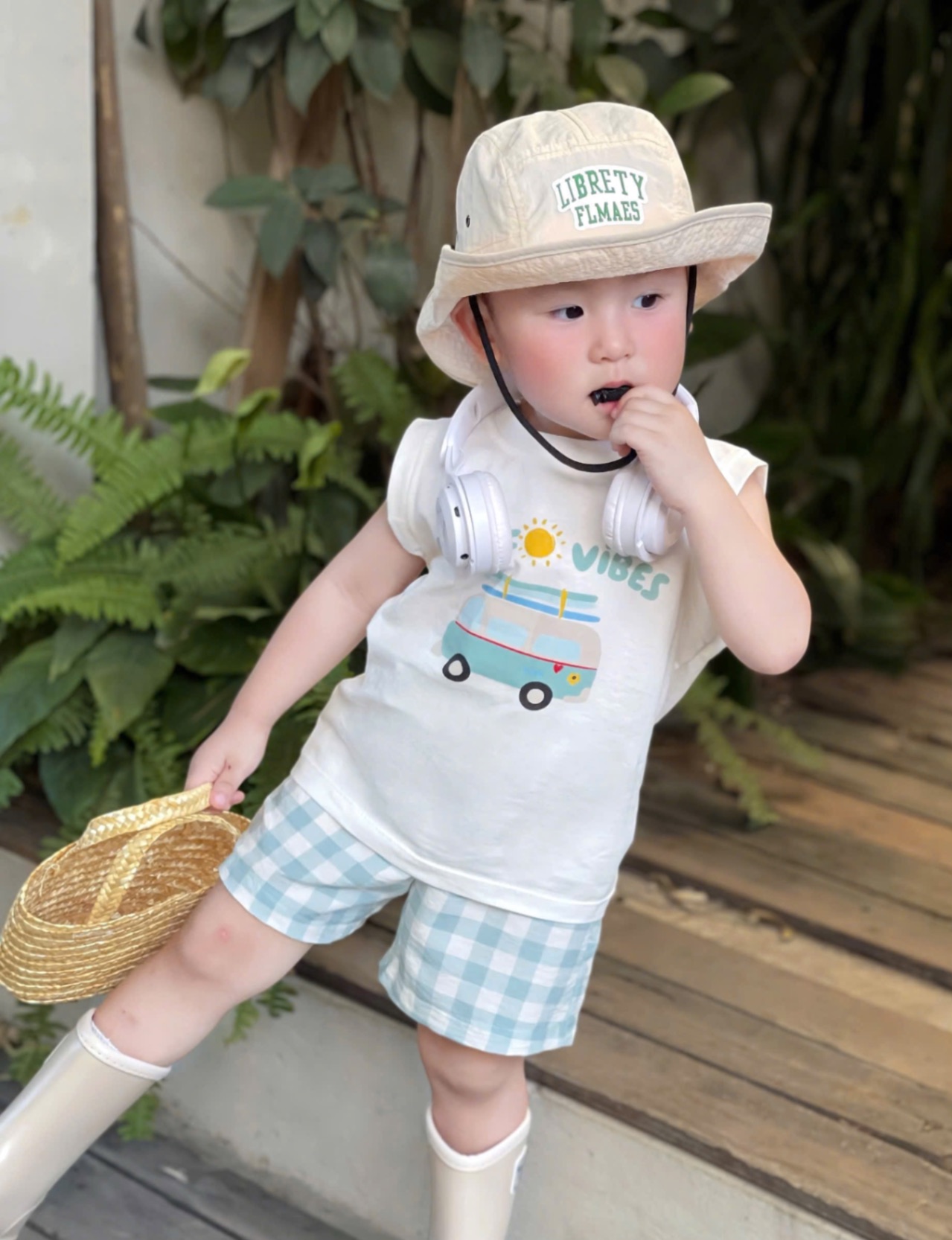T682 - BỘ ĐÙI BÉ TRAI ÁO BA LỖ TRẮNG SURF VIBES QUẦN KẺ XANH