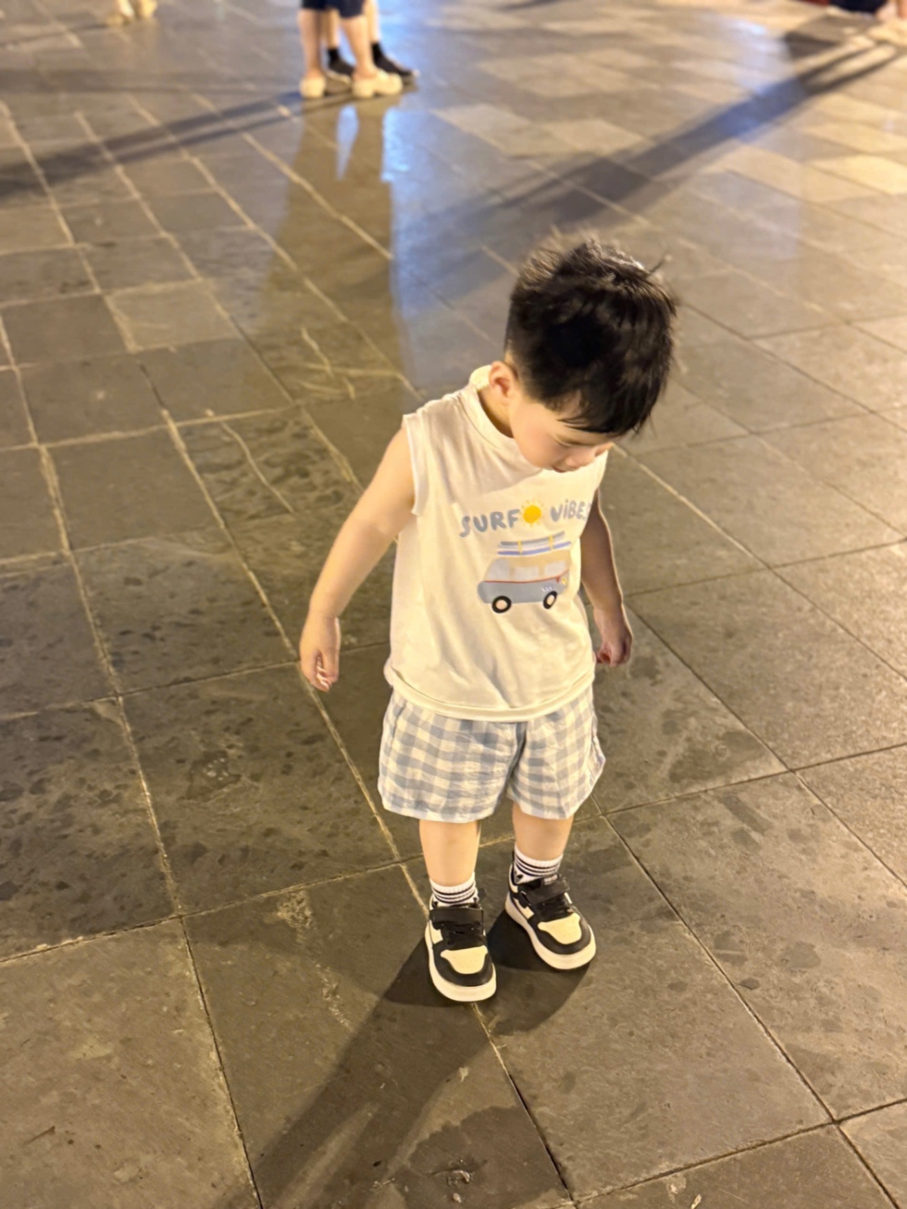 T682 - BỘ ĐÙI BÉ TRAI ÁO BA LỖ TRẮNG SURF VIBES QUẦN KẺ XANH