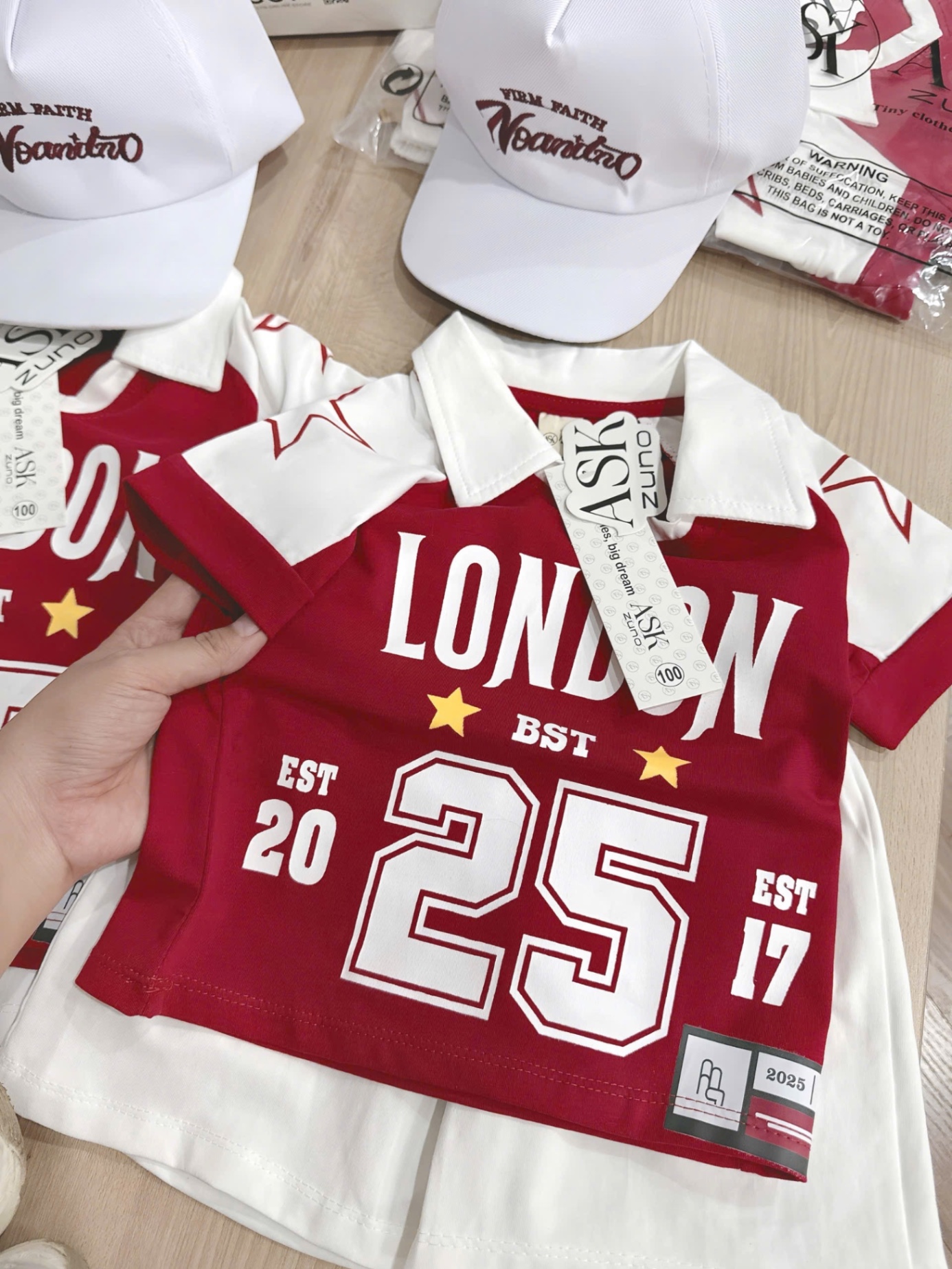 T681 - BỘ ĐÙI BÉ TRAI ÁO ĐỎ LONDON 25 KÈM MŨ