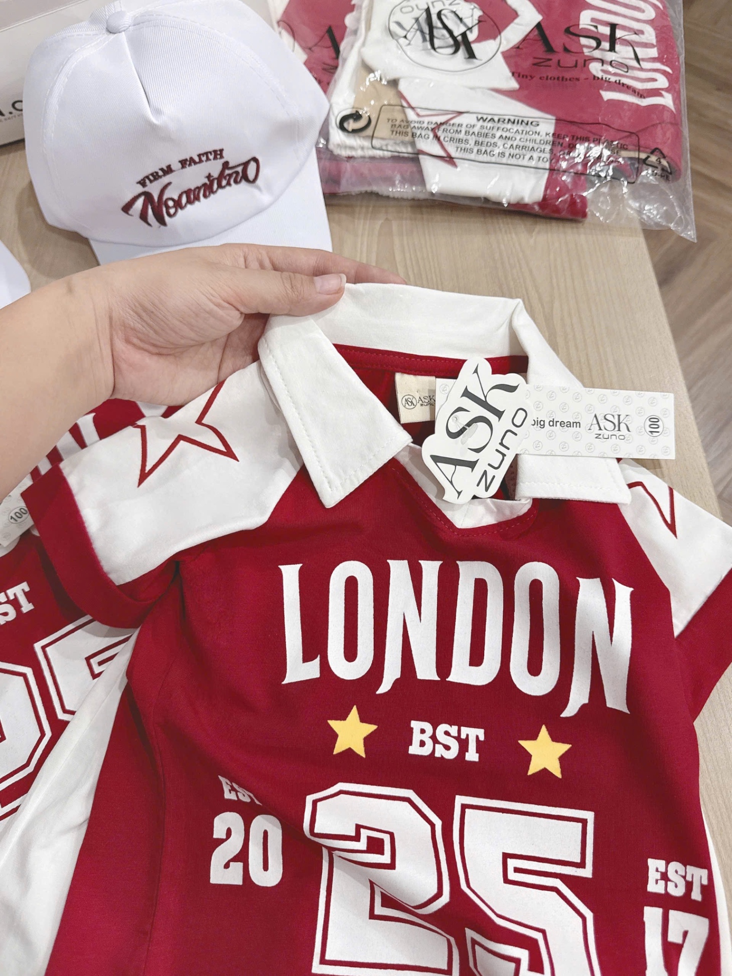 T681 - BỘ ĐÙI BÉ TRAI ÁO ĐỎ LONDON 25 KÈM MŨ