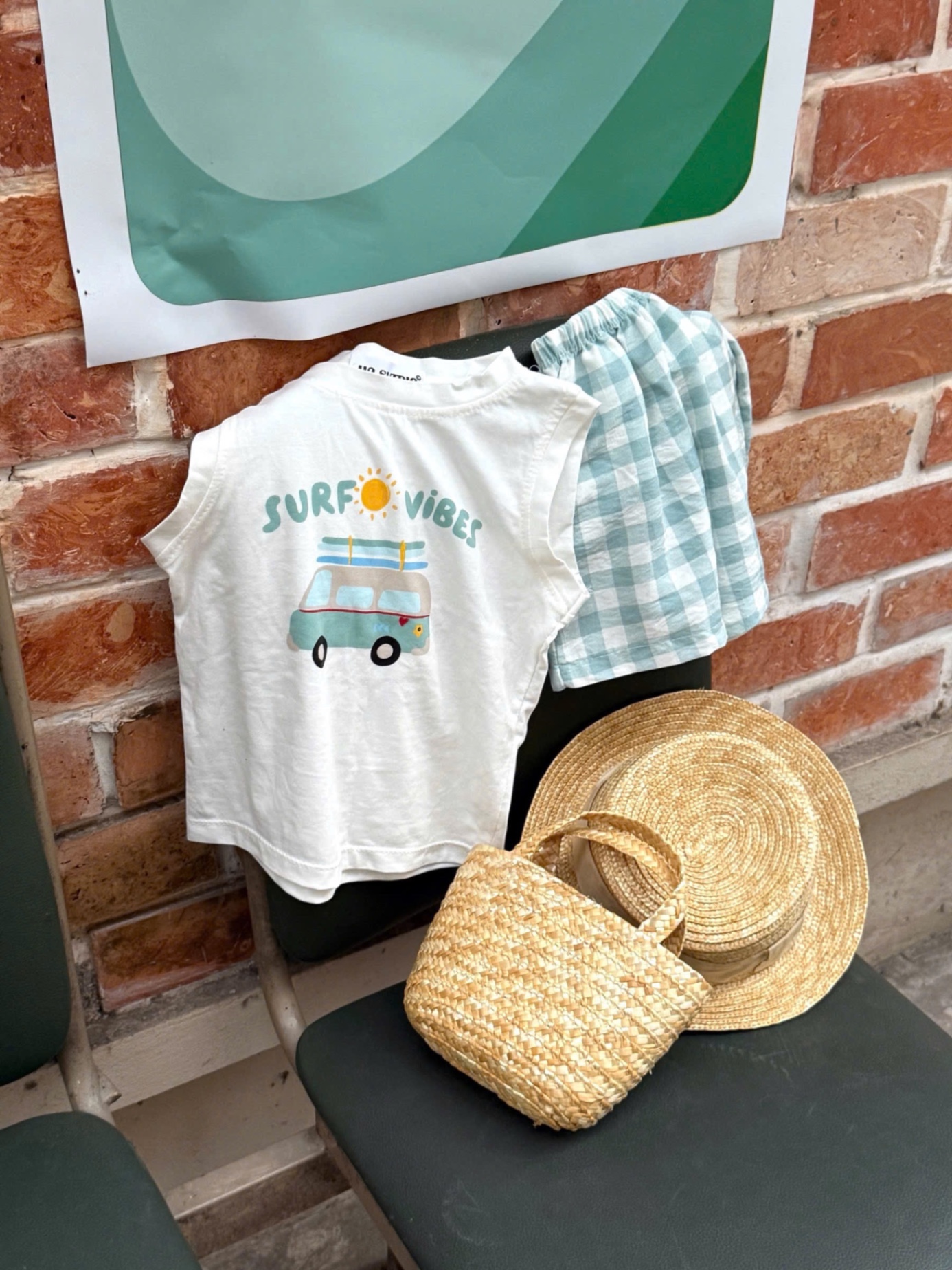 T682 - BỘ ĐÙI BÉ TRAI ÁO BA LỖ TRẮNG SURF VIBES QUẦN KẺ XANH