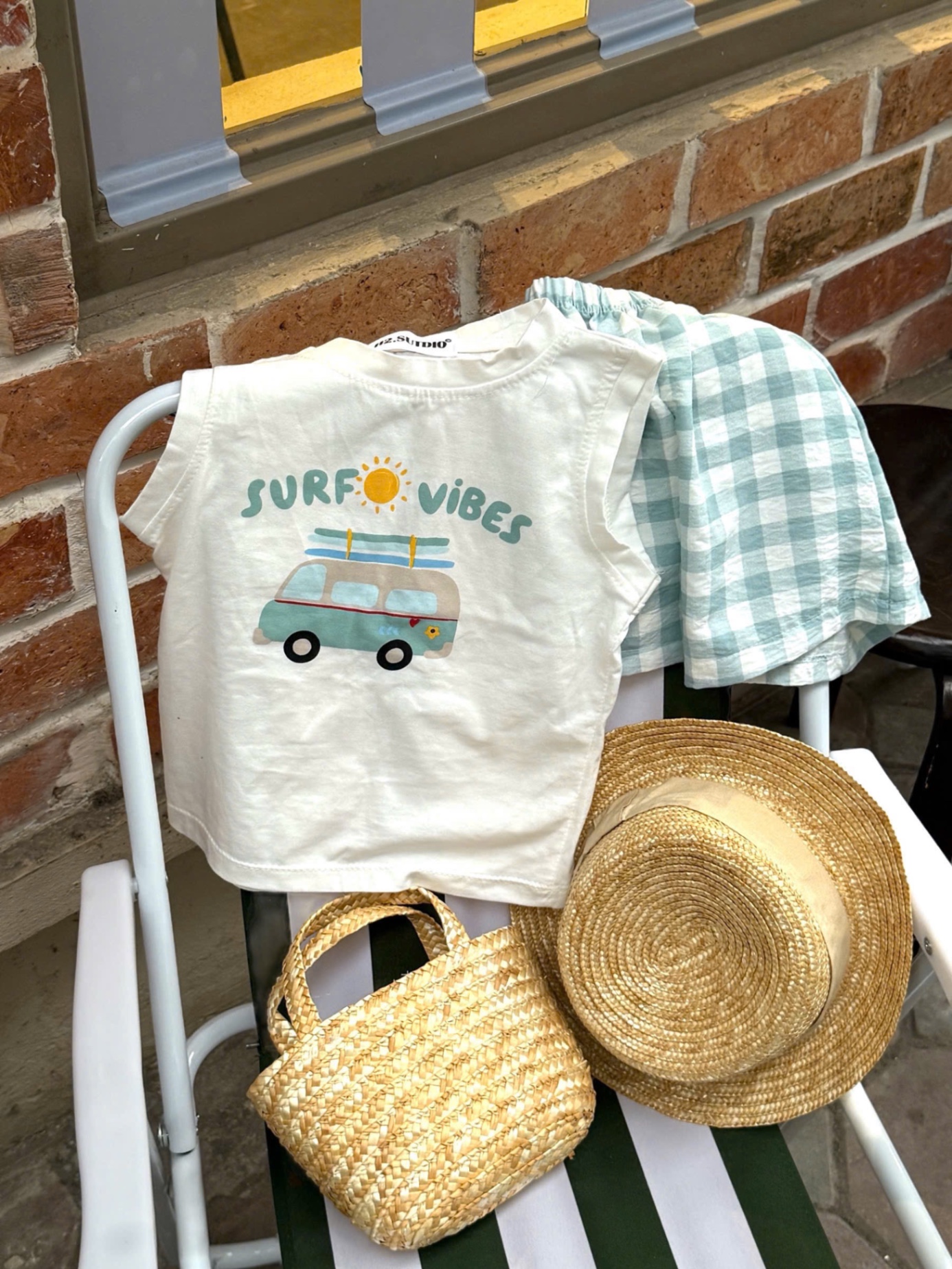 T682 - BỘ ĐÙI BÉ TRAI ÁO BA LỖ TRẮNG SURF VIBES QUẦN KẺ XANH