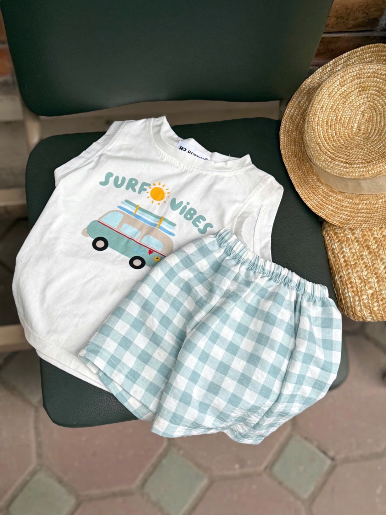 T682 - BỘ ĐÙI BÉ TRAI ÁO BA LỖ TRẮNG SURF VIBES QUẦN KẺ XANH