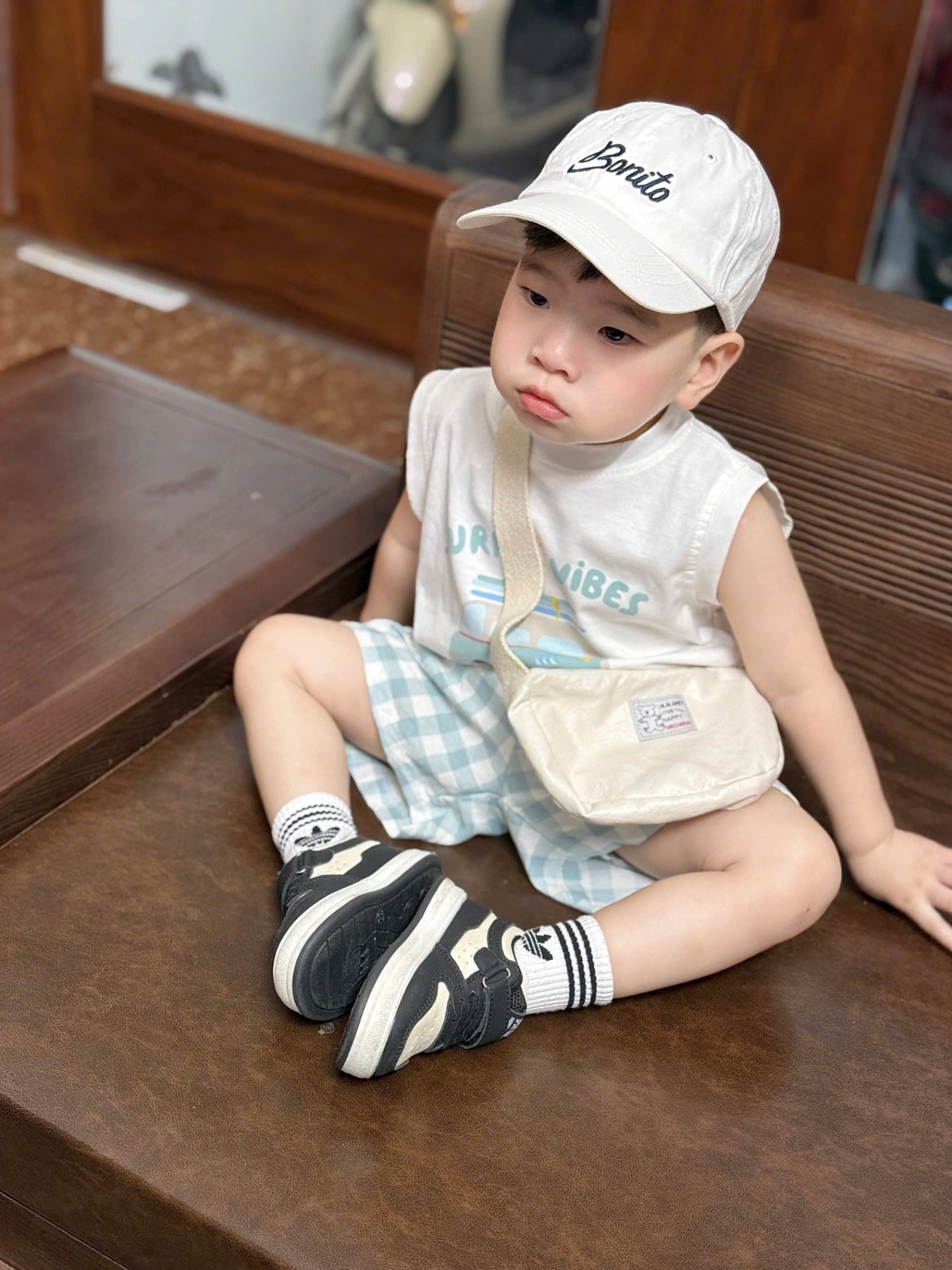 T682 - BỘ ĐÙI BÉ TRAI ÁO BA LỖ TRẮNG SURF VIBES QUẦN KẺ XANH