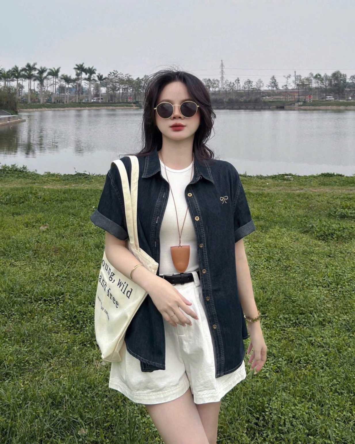 S008 - SET NỮ ÁO SƠ MI BÒ XANH THÊU NƠ QUẦN SOOC TRẮNG