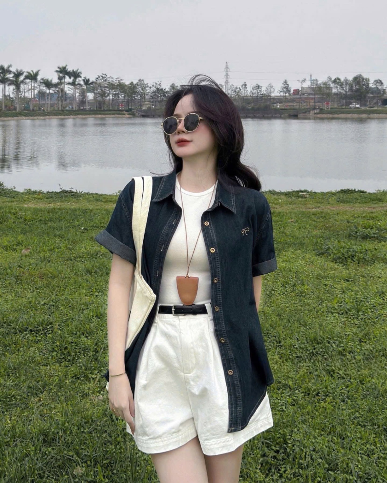 S008 - SET NỮ ÁO SƠ MI BÒ XANH THÊU NƠ QUẦN SOOC TRẮNG