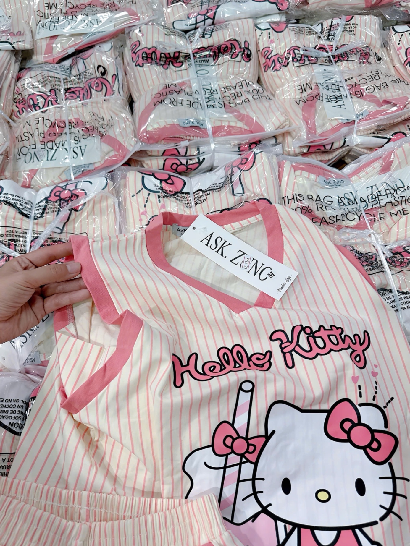 S013 - BỘ ĐÙI NỮ BA LỖ KITTY CỔ V HỒNG SỌC