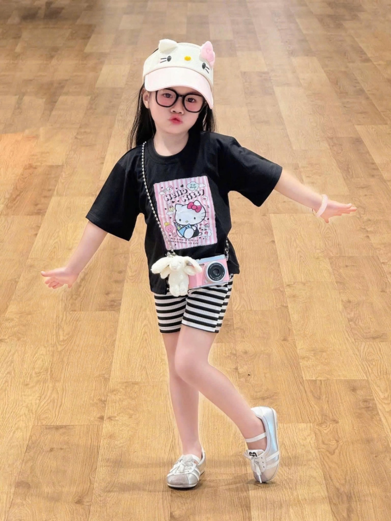 G611 - BỘ BÉ GÁI ÁO ĐEN HELLO KITTY QUẦN TĂM KẺ