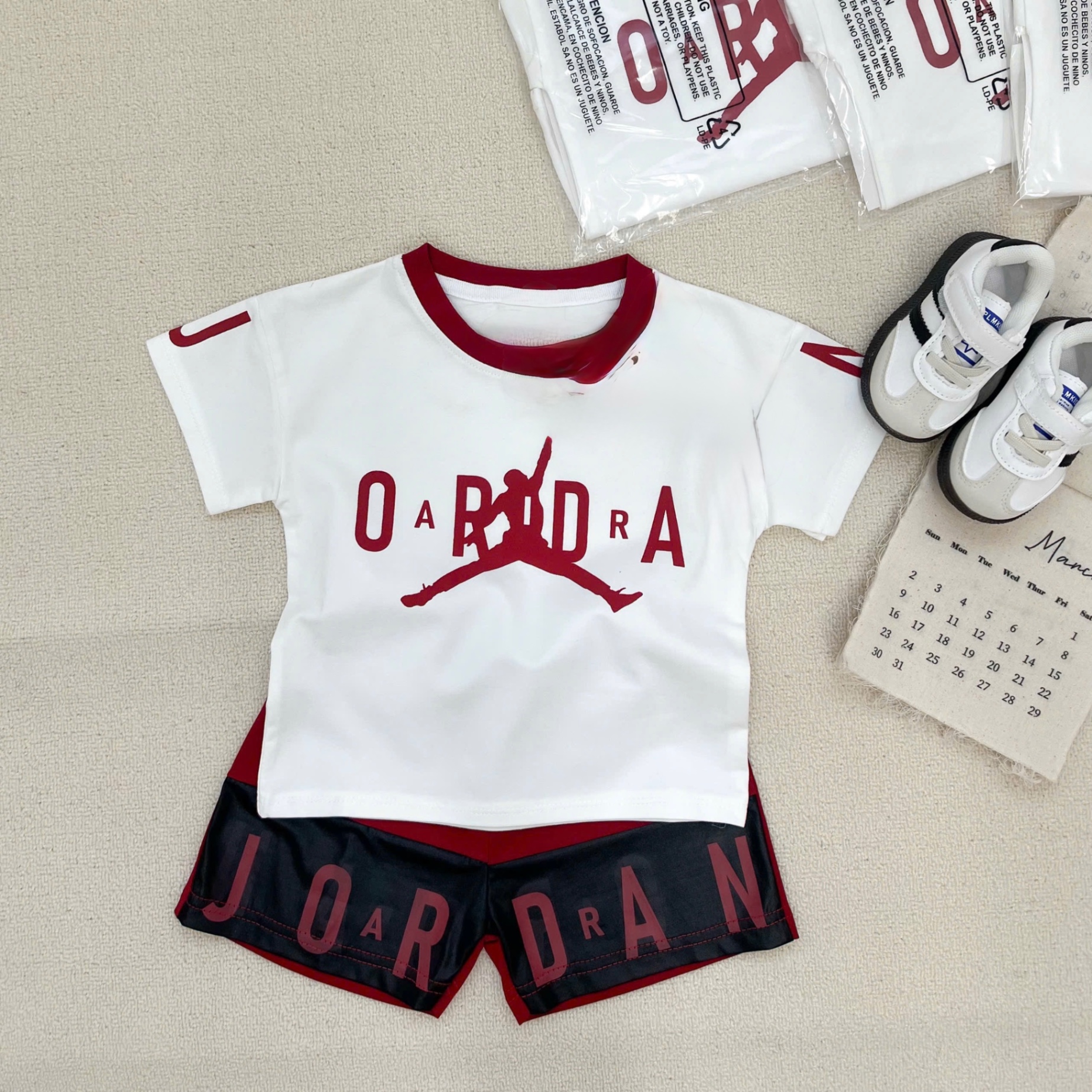 T694 - BỘ ĐÙI BÉ TRAI ÁO TRẮNG JORDAN QUẦN ĐỎ PHỐI