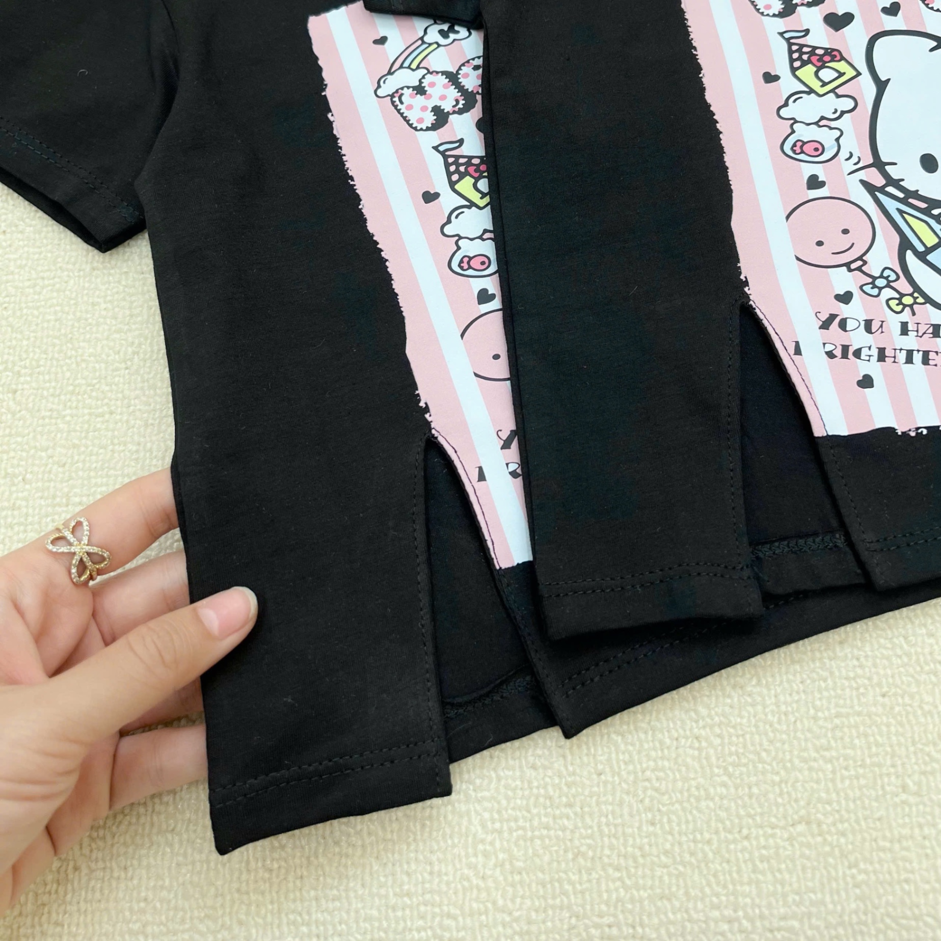 G611 - BỘ BÉ GÁI ÁO ĐEN HELLO KITTY QUẦN TĂM KẺ