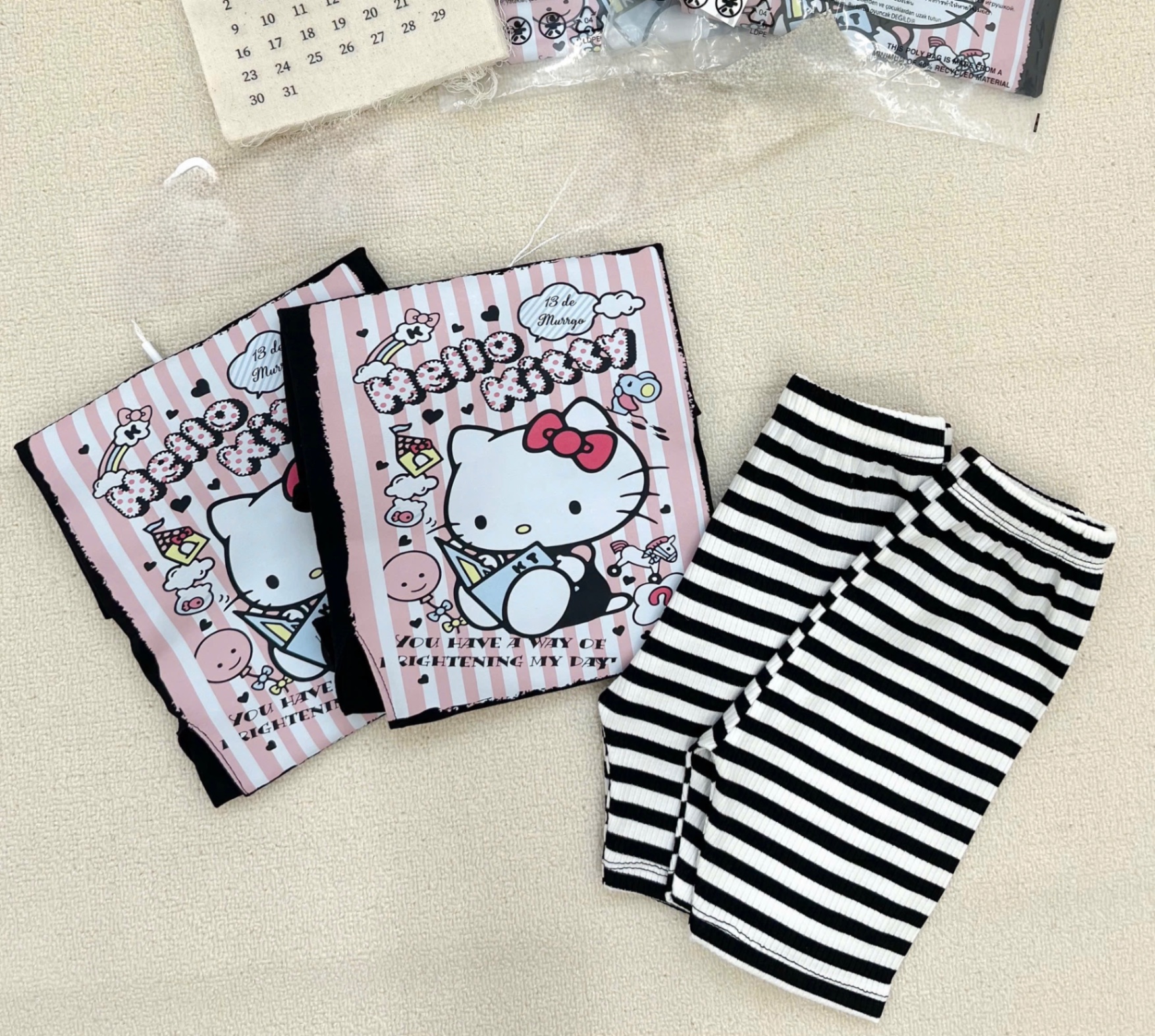 G611 - BỘ BÉ GÁI ÁO ĐEN HELLO KITTY QUẦN TĂM KẺ