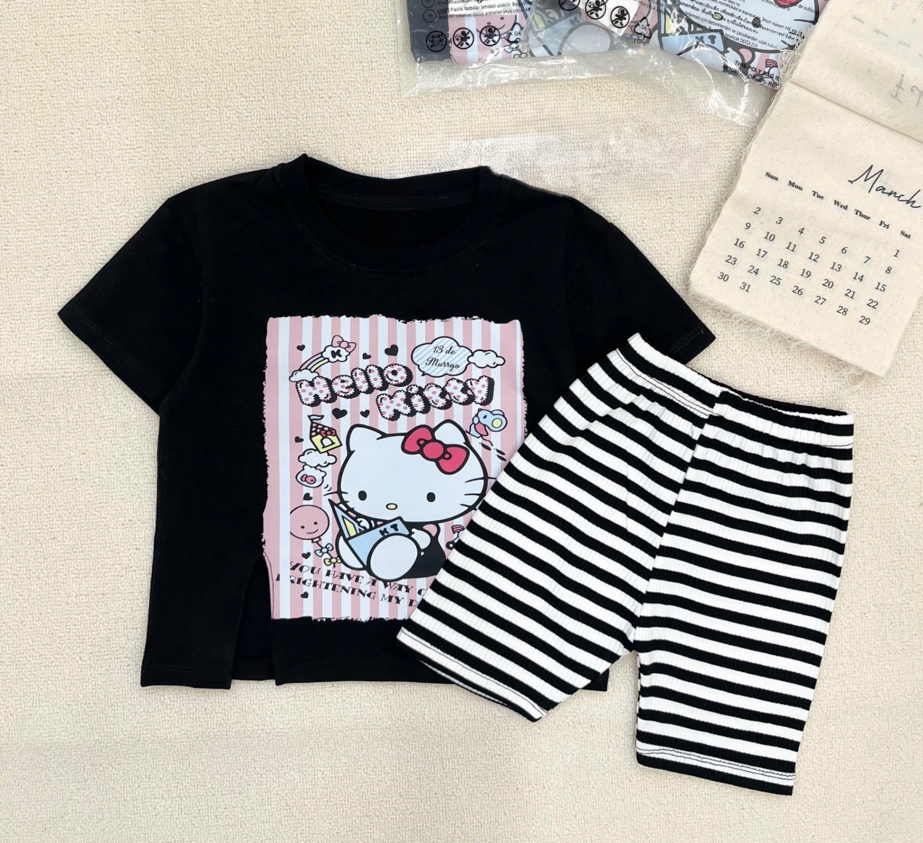 G611 - BỘ BÉ GÁI ÁO ĐEN HELLO KITTY QUẦN TĂM KẺ