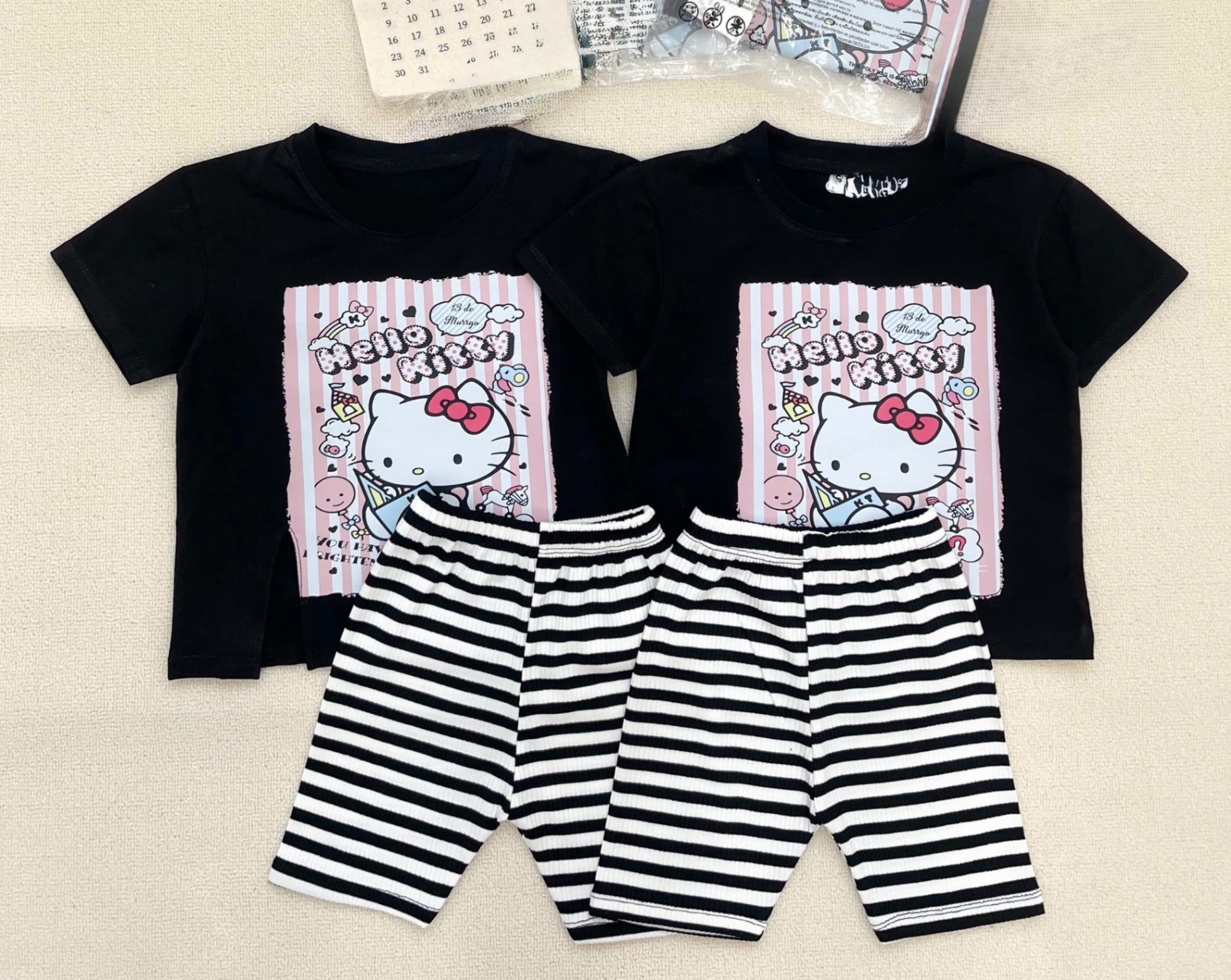 G611 - BỘ BÉ GÁI ÁO ĐEN HELLO KITTY QUẦN TĂM KẺ