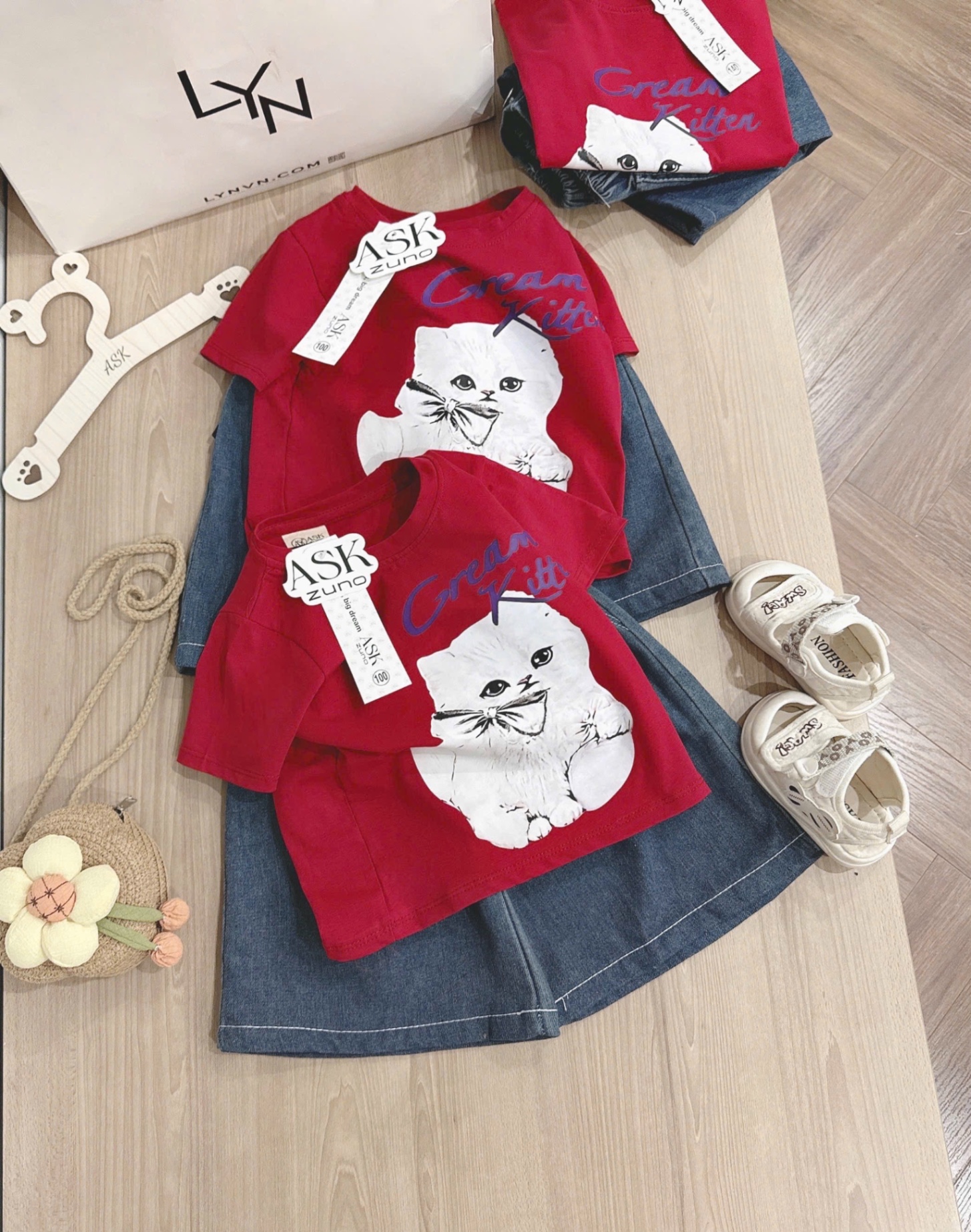 G612 - SET BÉ GÁI ÁO ĐỎ MÈO CREAM QUẦN BÒ XÁM