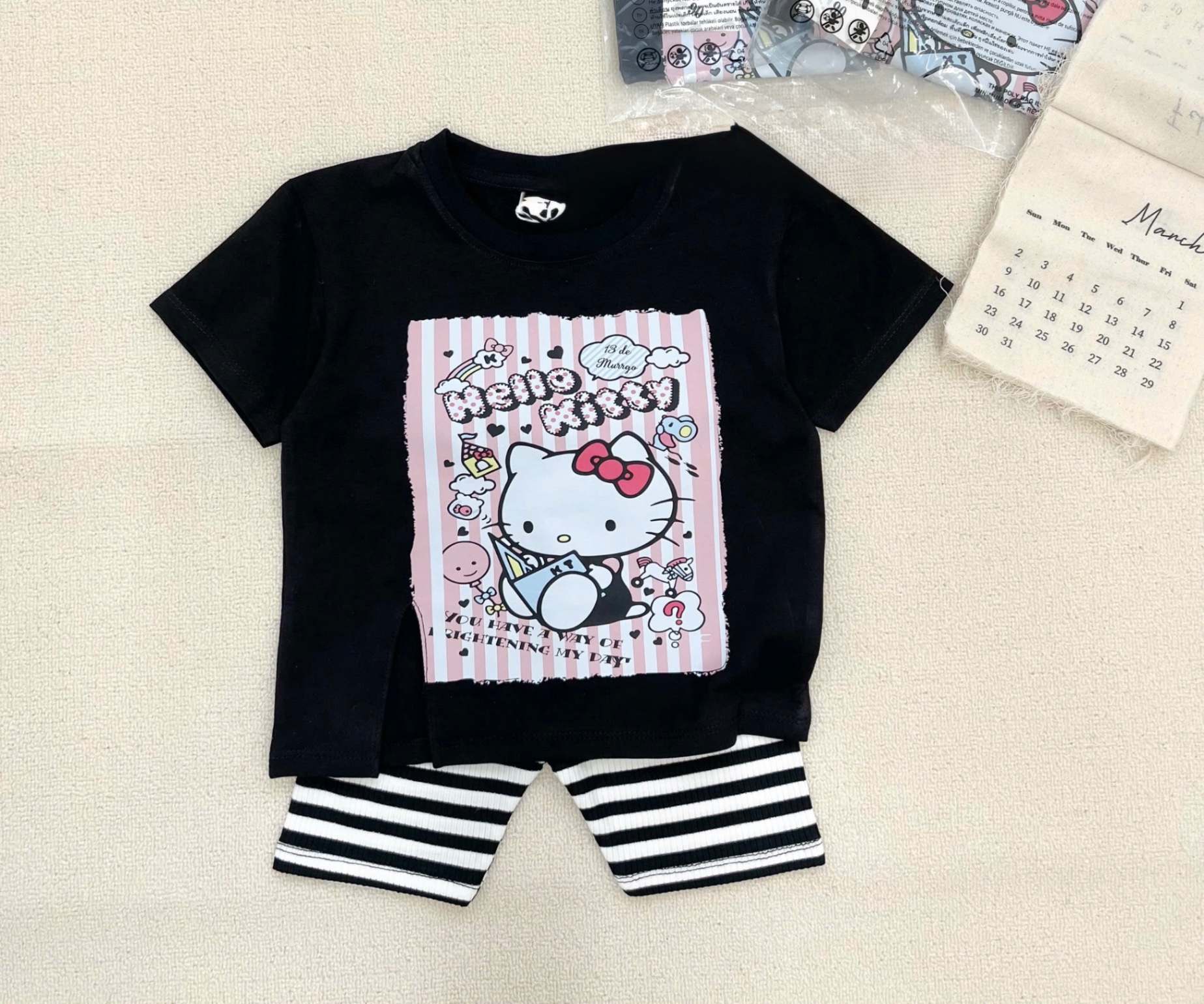 G611 - BỘ BÉ GÁI ÁO ĐEN HELLO KITTY QUẦN TĂM KẺ
