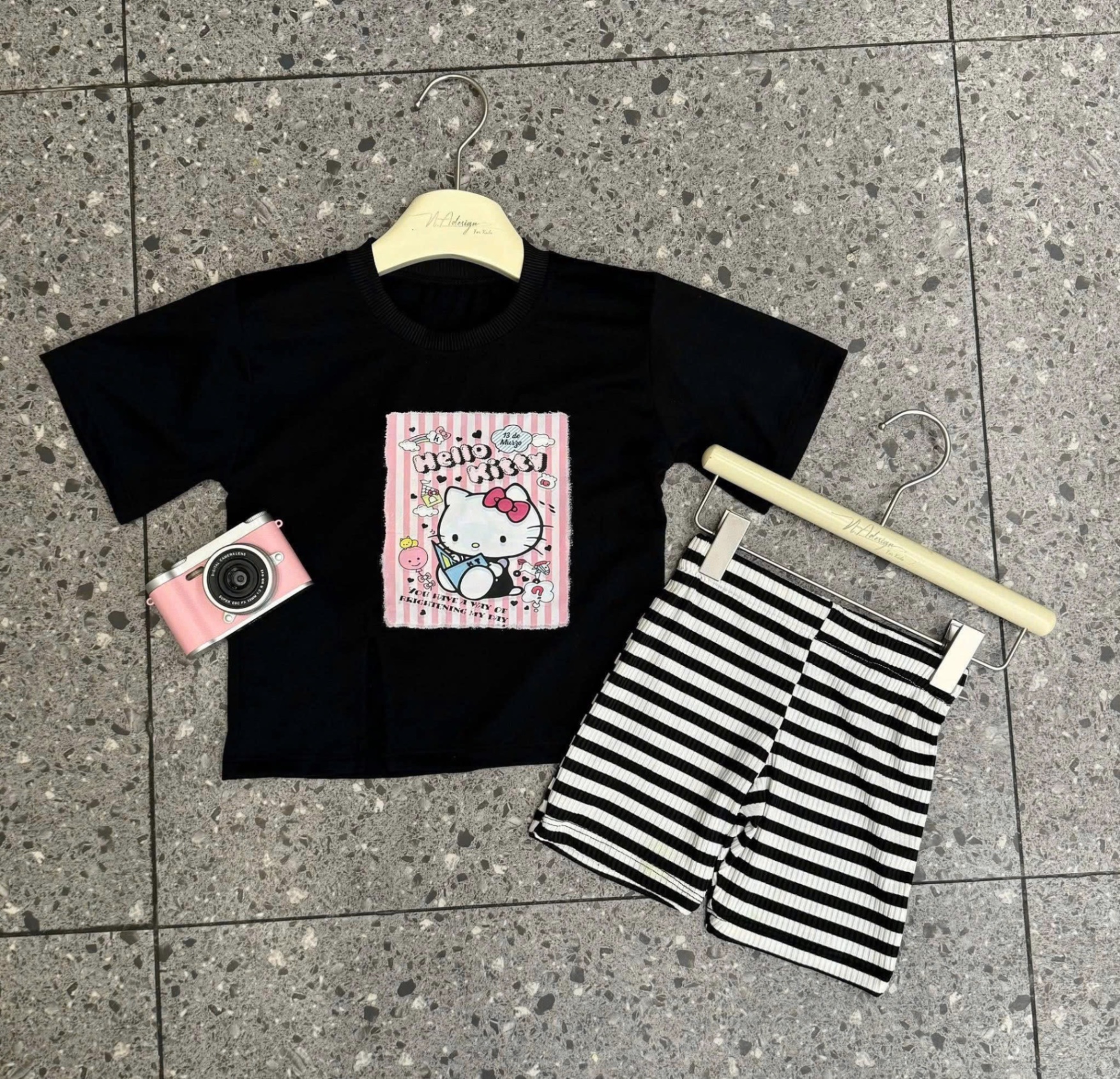 G611 - BỘ BÉ GÁI ÁO ĐEN HELLO KITTY QUẦN TĂM KẺ
