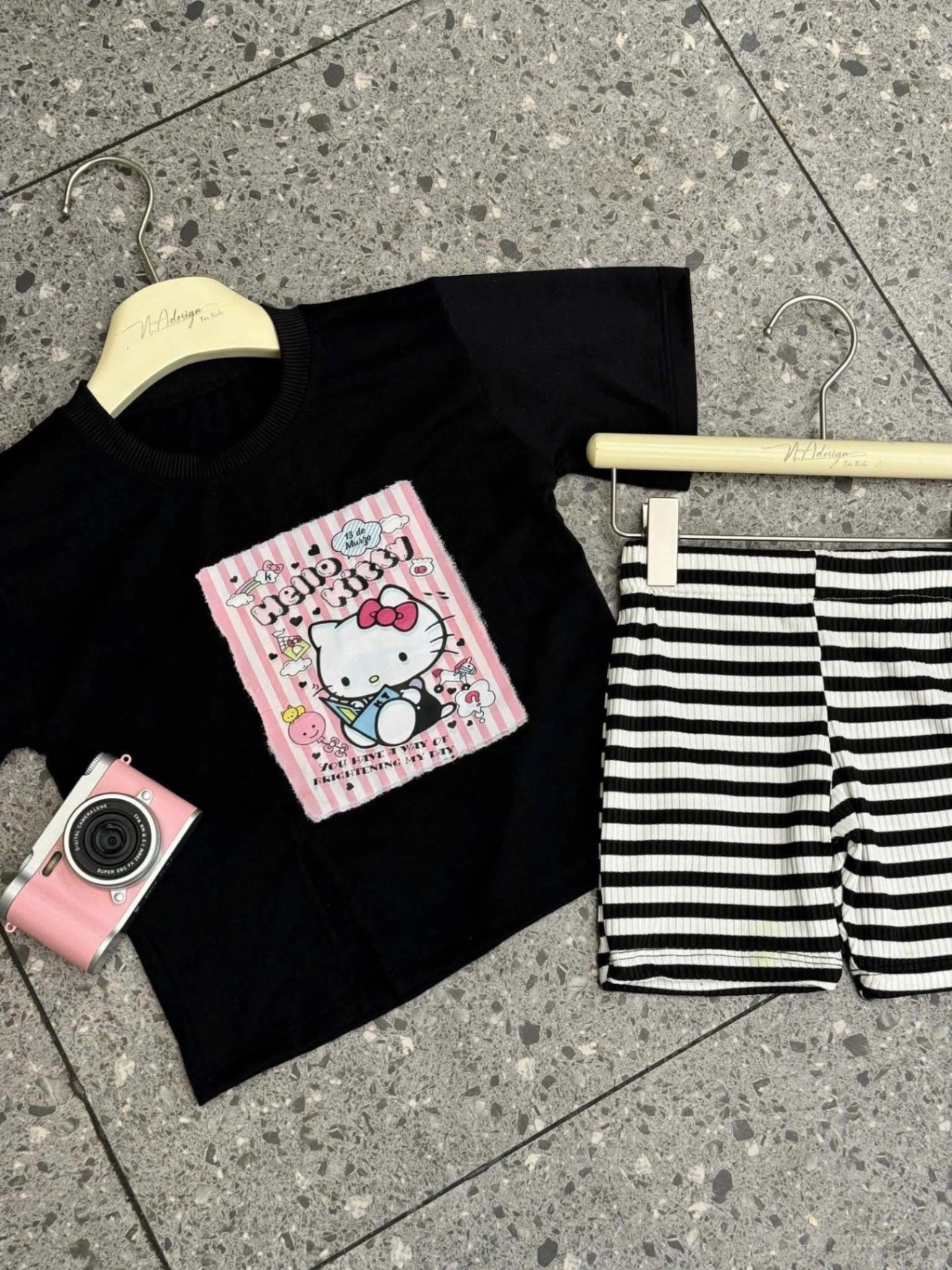 G611 - BỘ BÉ GÁI ÁO ĐEN HELLO KITTY QUẦN TĂM KẺ