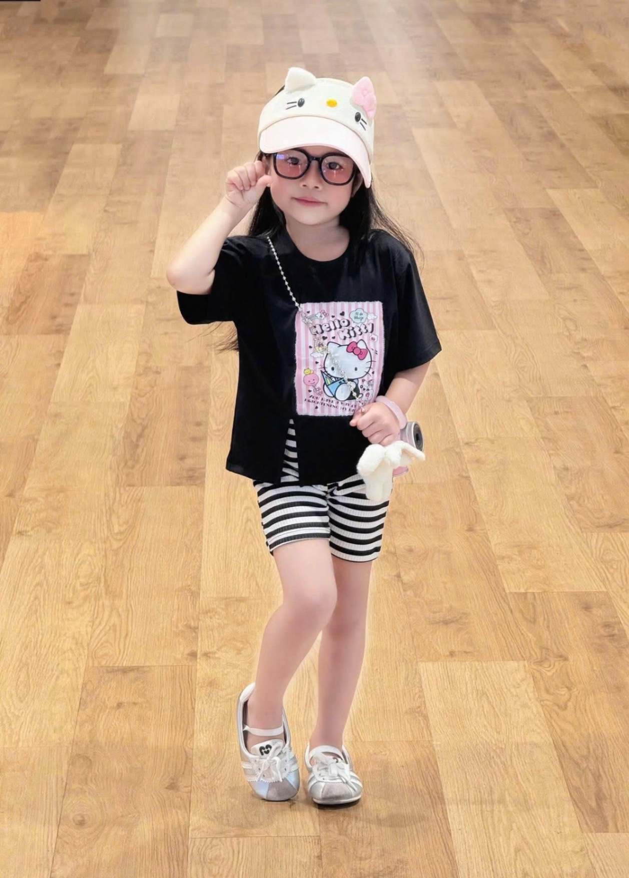 G611 - BỘ BÉ GÁI ÁO ĐEN HELLO KITTY QUẦN TĂM KẺ