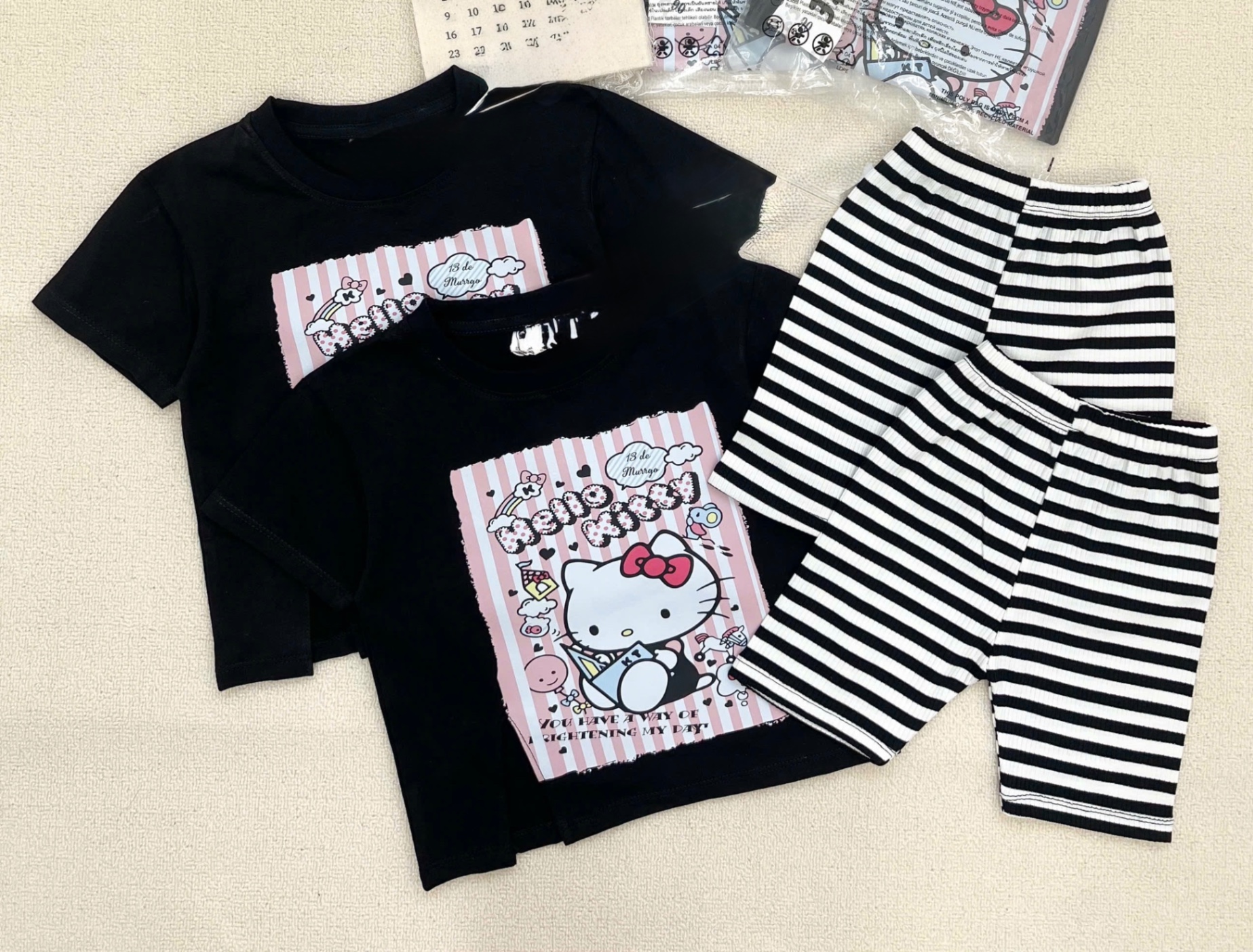 G611 - BỘ BÉ GÁI ÁO ĐEN HELLO KITTY QUẦN TĂM KẺ