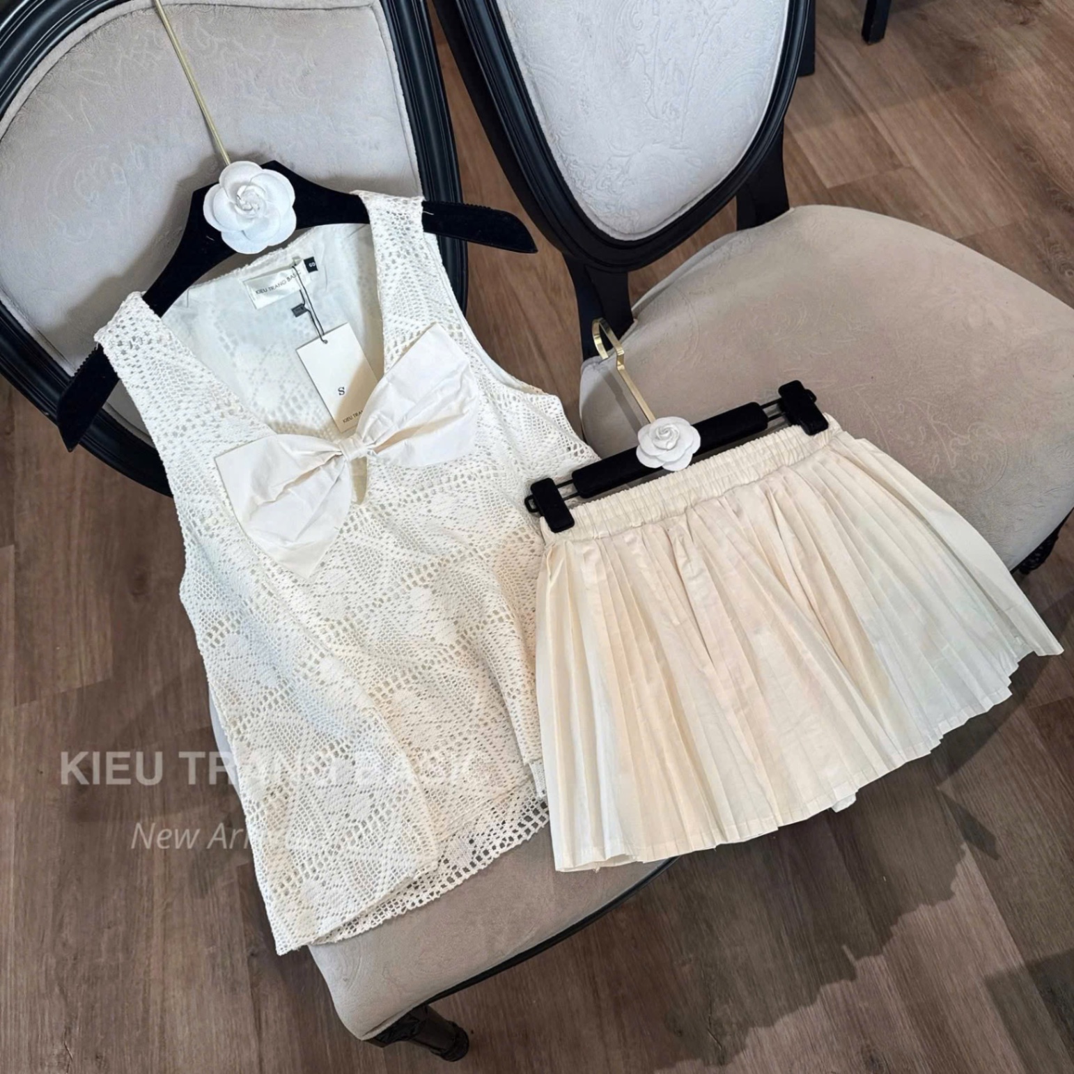 S033 - SET ÁO BA LỖ REN NƠ NGỰC CVAY XẾP LY