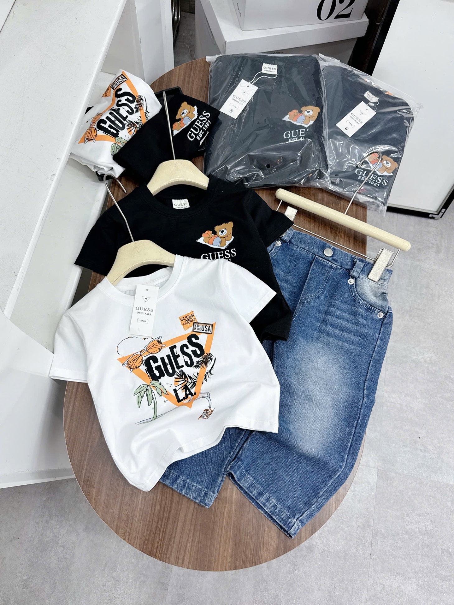 T715 - SET BÉ TRAI 3CT ÁO CỘC ĐEN TRẮNG GUESS QUẦN BÒ DÀI