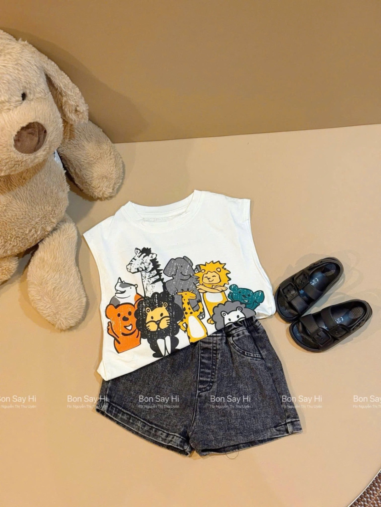 T724 - BỘ ĐÙI BÉ TRAI ÁO TRẮNG SÁT NÁCH THÚ QUẦN BÒ XÁM