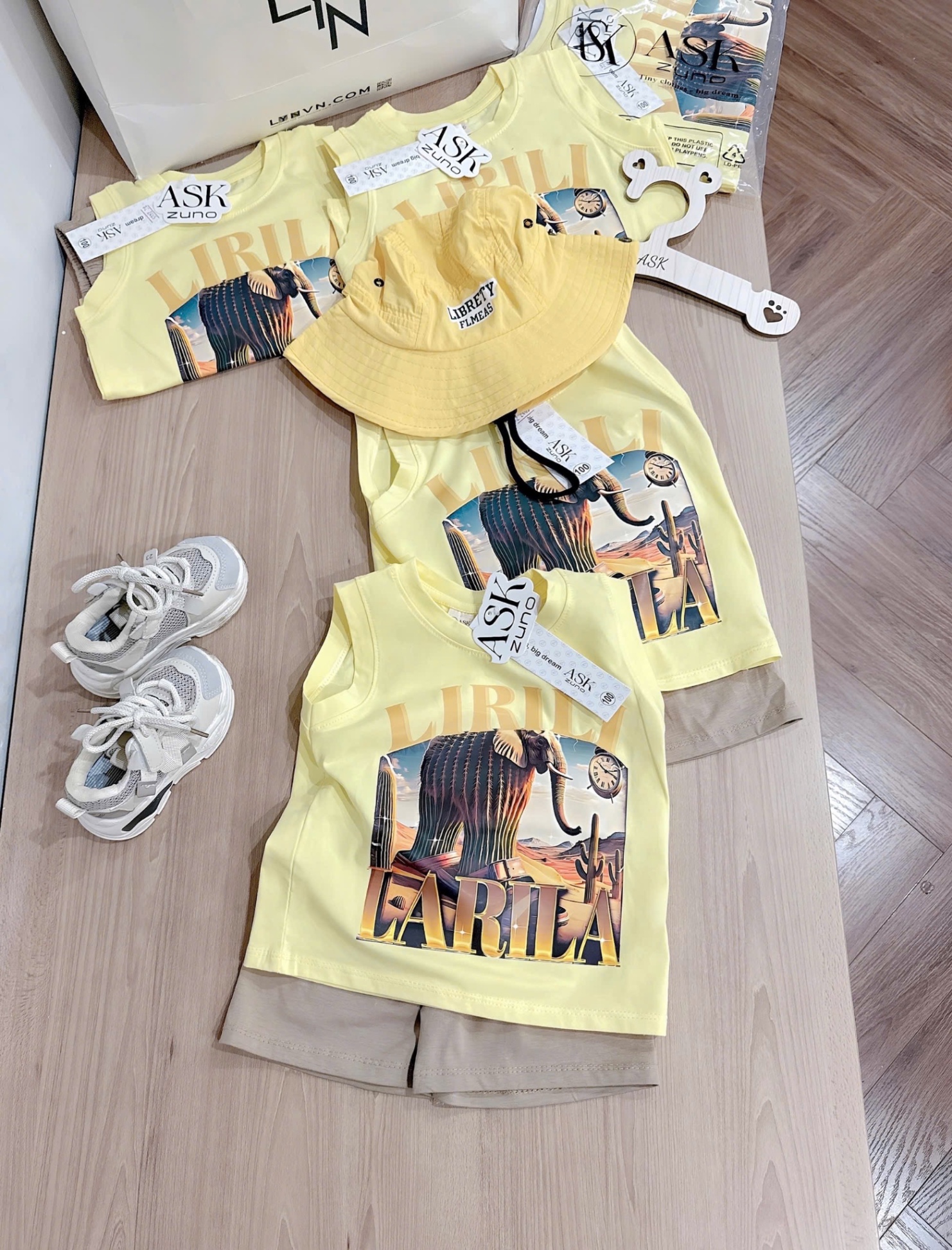 T725 - BỘ ĐÙI BÉ TRAI ÁO BA LỖ VÀNG LIRILI QUẦN NÂU