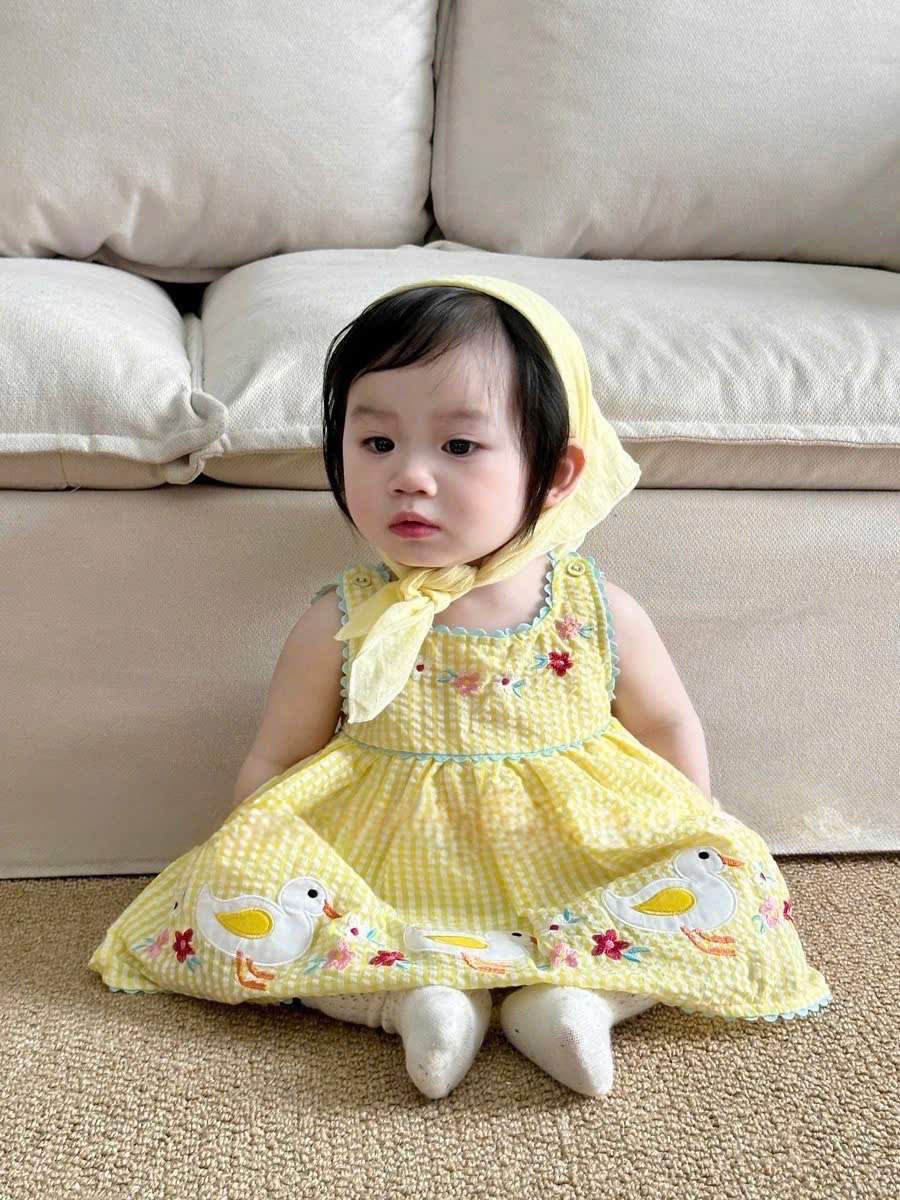VB545 - VÁY BÉ GÁI KẺ VÀNG THÊU HOA VỊT VIỀN XANH