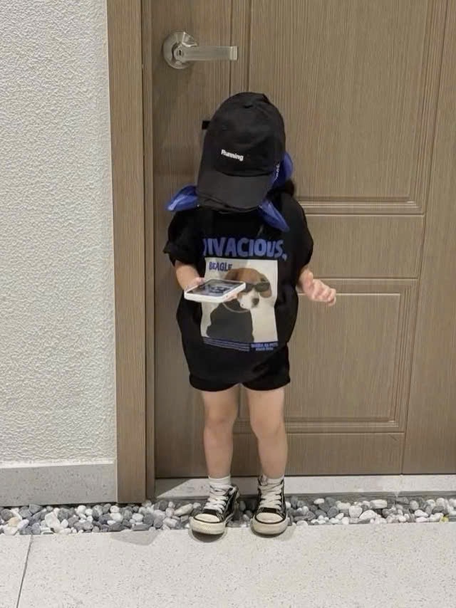 T729 - BỘ ĐÙI BÉ TRAI ÁO ĐEN VIVACIOUS QUẦN XANH MŨ LƯỚI