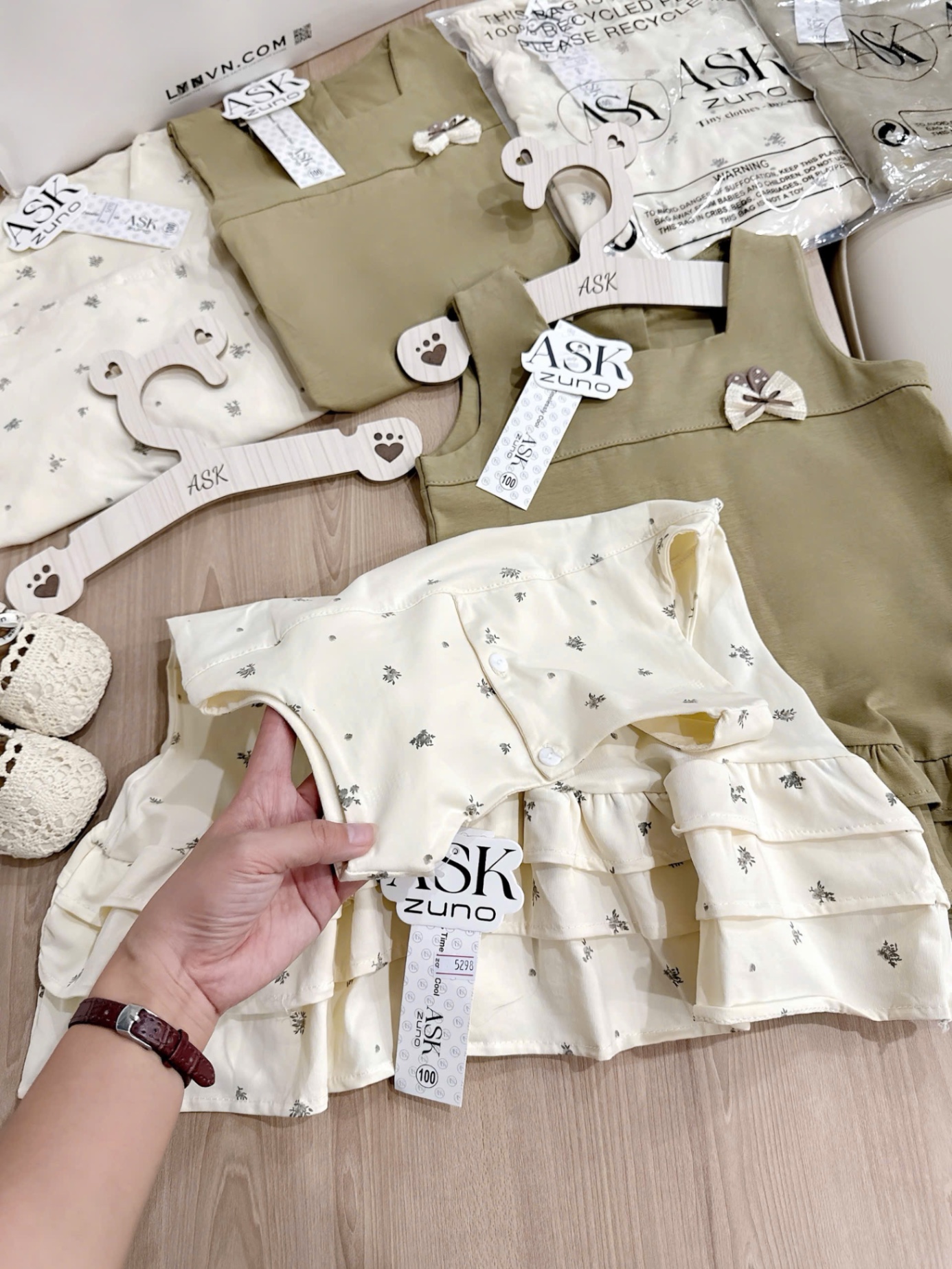 VB546 - VÁY BÉ GÁI BÈO GẤU TẦNG SÁT NÁCH NƠ HOA