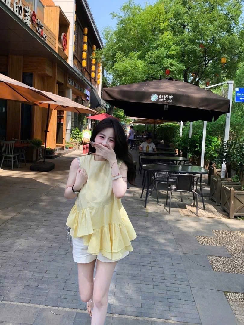 (Hàng chờ) S051 - SET ÁO VÀNG VẠT LỆCH BÈO QUẦN SOOC TRẮNG