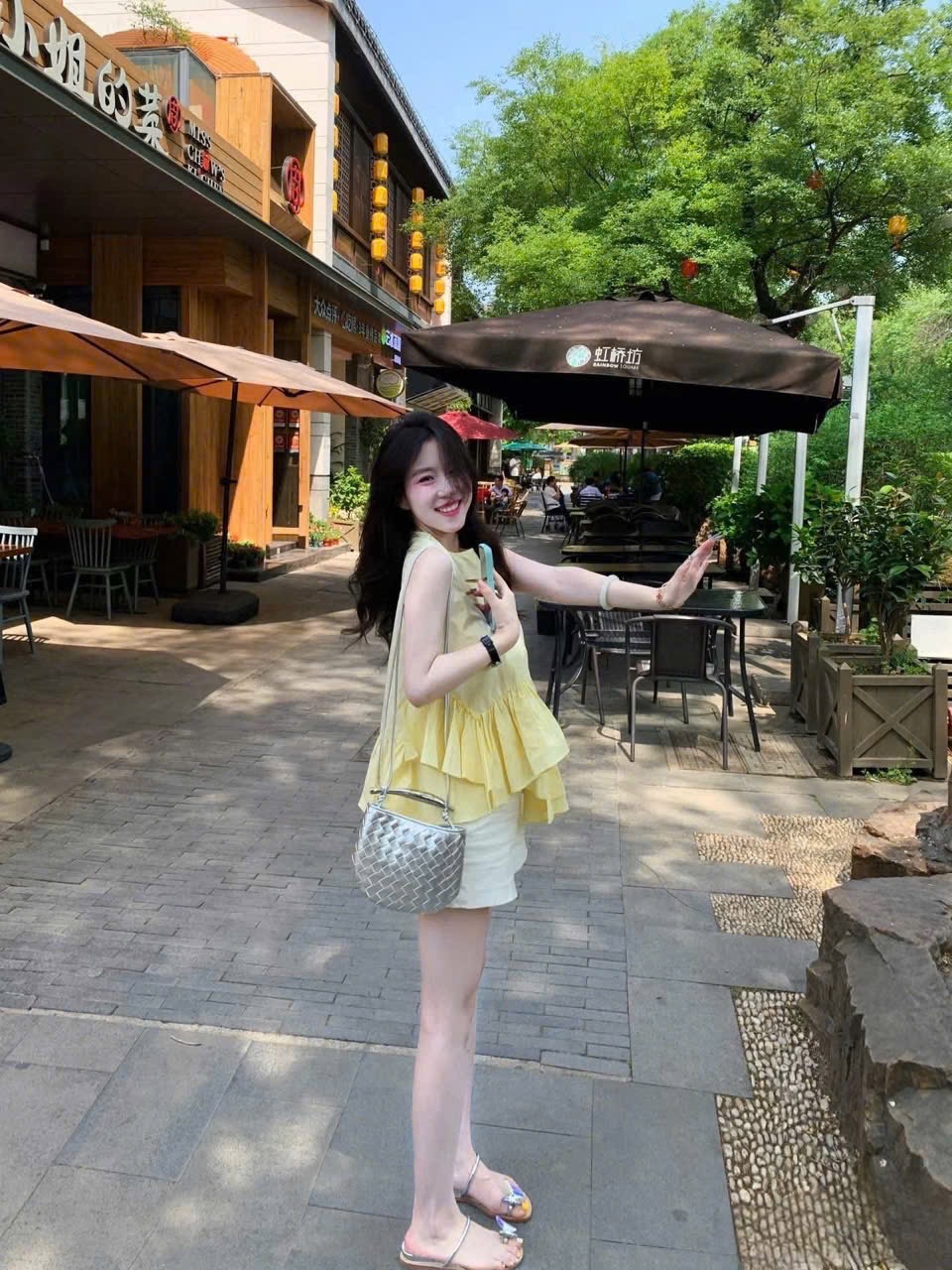 (Hàng chờ) S051 - SET ÁO VÀNG VẠT LỆCH BÈO QUẦN SOOC TRẮNG