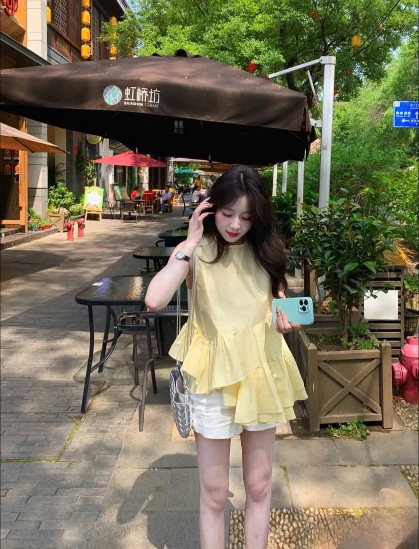 (Hàng chờ) S051 - SET ÁO VÀNG VẠT LỆCH BÈO QUẦN SOOC TRẮNG