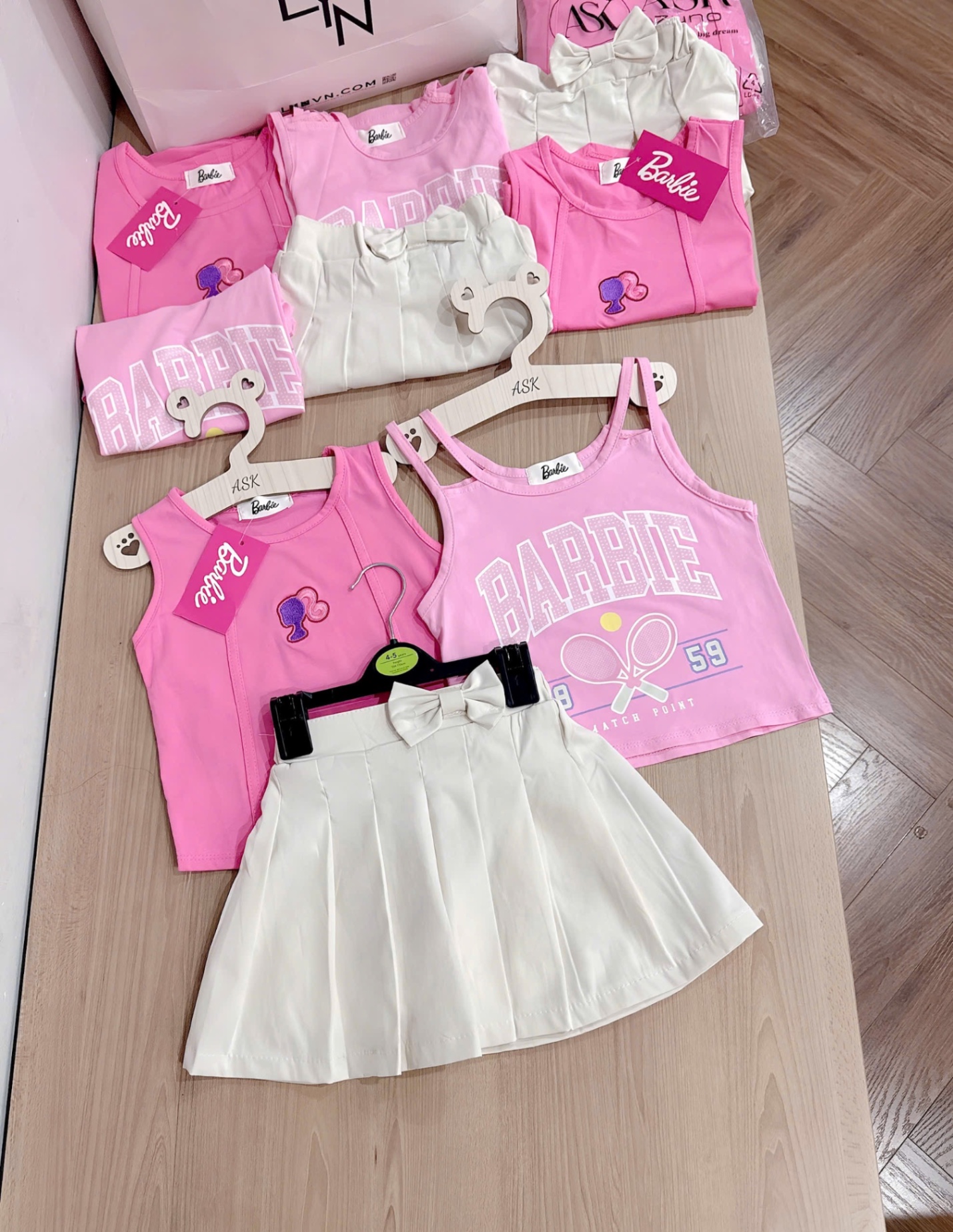 G634 - SET BÉ GÁI 3CT BARBIE HỒNG CVAY BE XẾP LY
