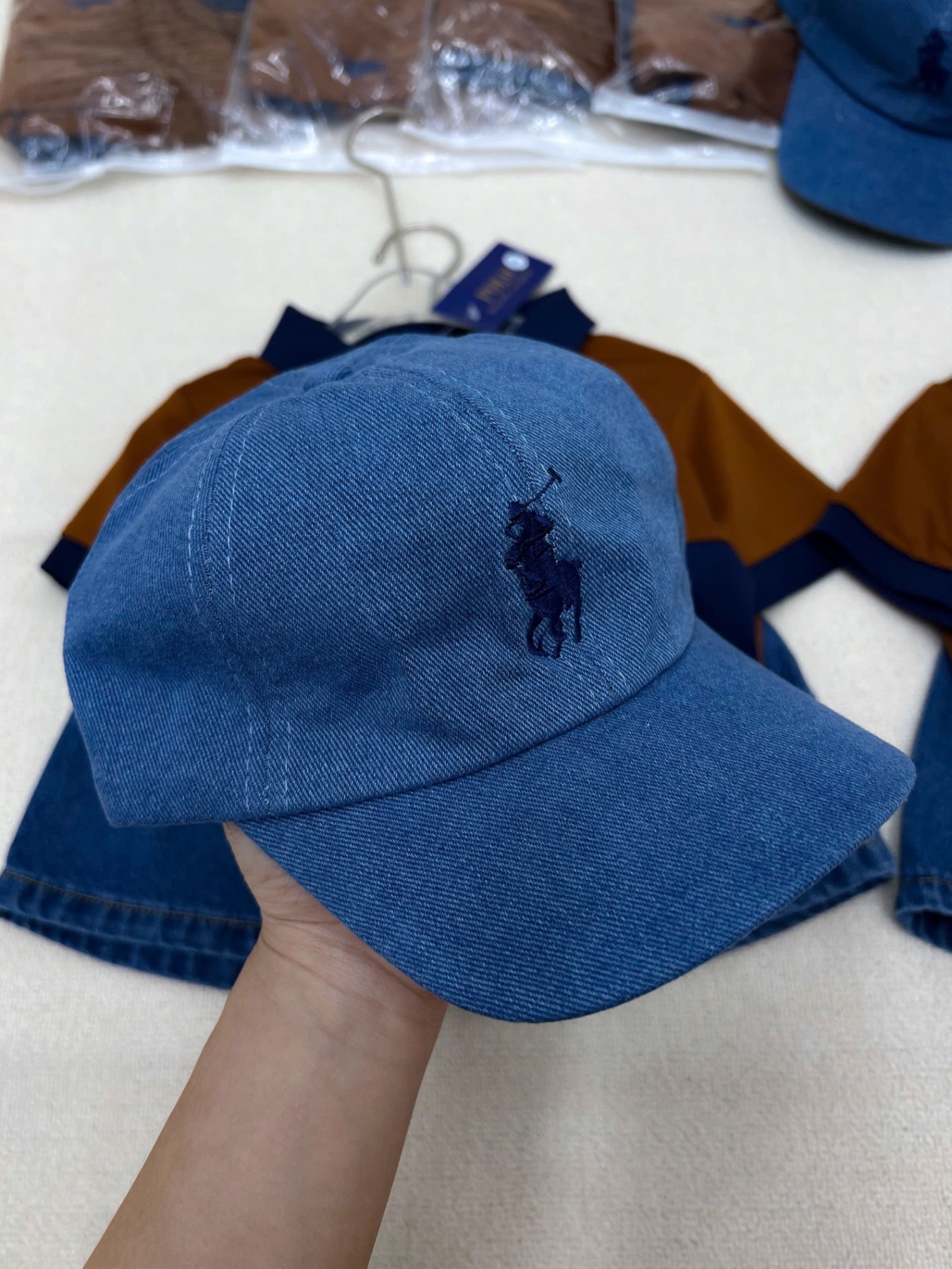 T734 - BỘ BÉ TRAI ÁO POLO NÂU PHỐI THAN KỊ SĨ QUẦN BÒ KÈM MŨ