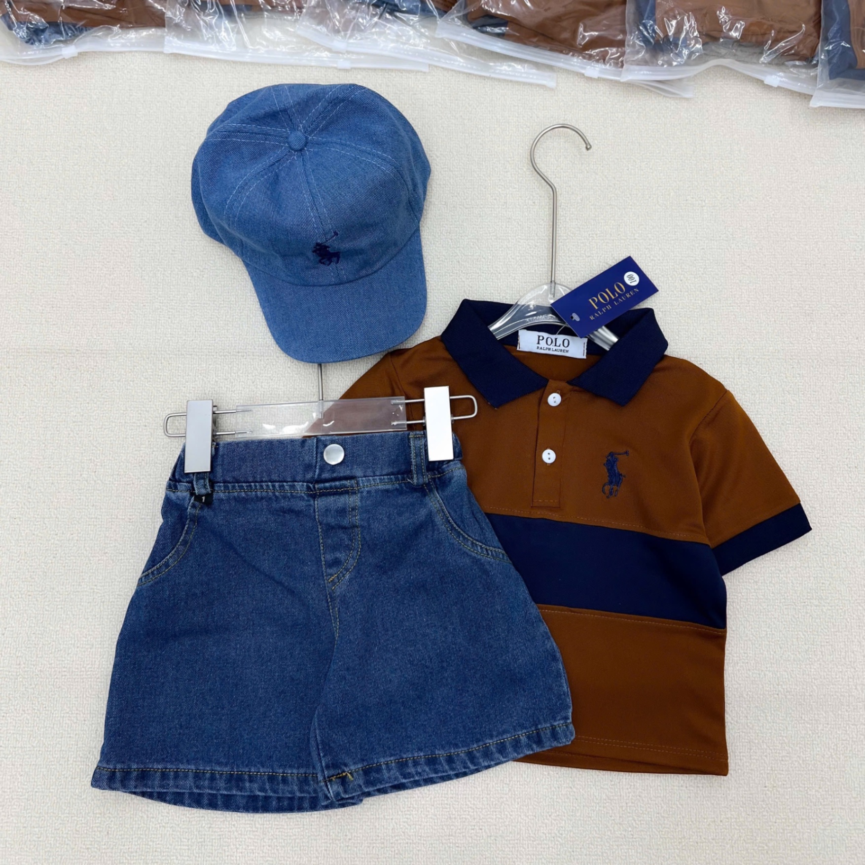 T734 - BỘ BÉ TRAI ÁO POLO NÂU PHỐI THAN KỊ SĨ QUẦN BÒ KÈM MŨ