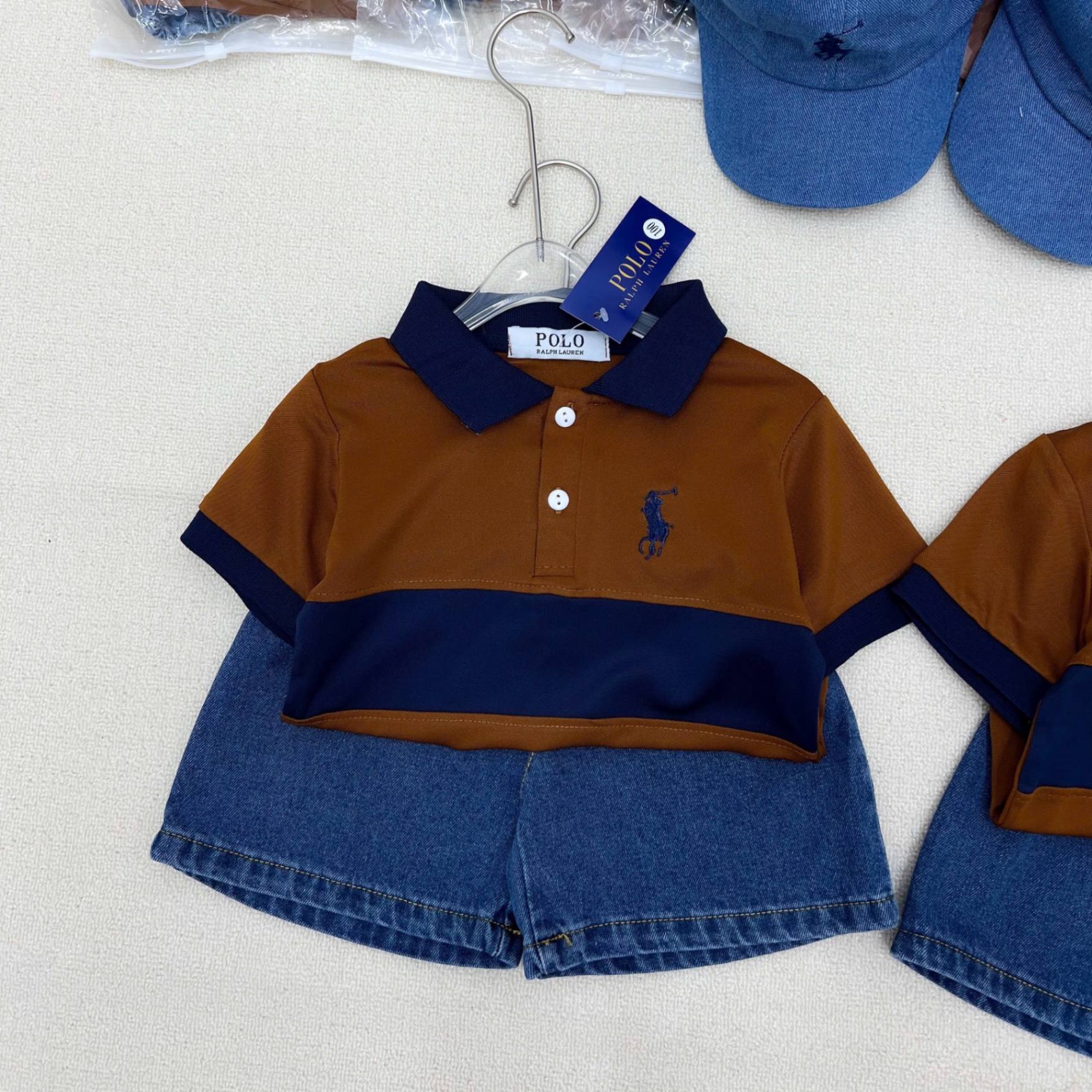 T734 - BỘ BÉ TRAI ÁO POLO NÂU PHỐI THAN KỊ SĨ QUẦN BÒ KÈM MŨ