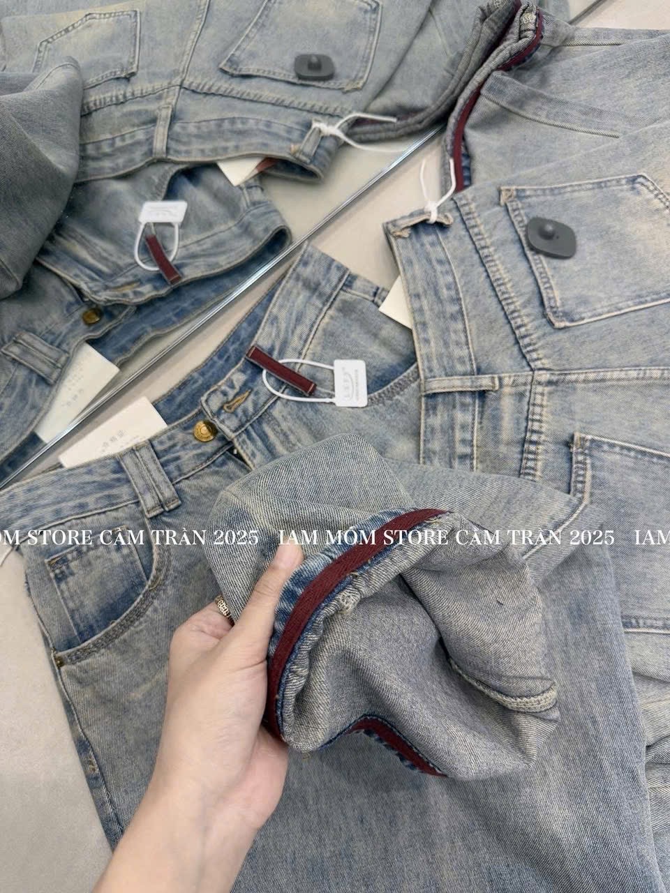QNU605 - QUẦN JEANS SUÔNG XANH PHỐI GẤU CẠP ĐỎ
