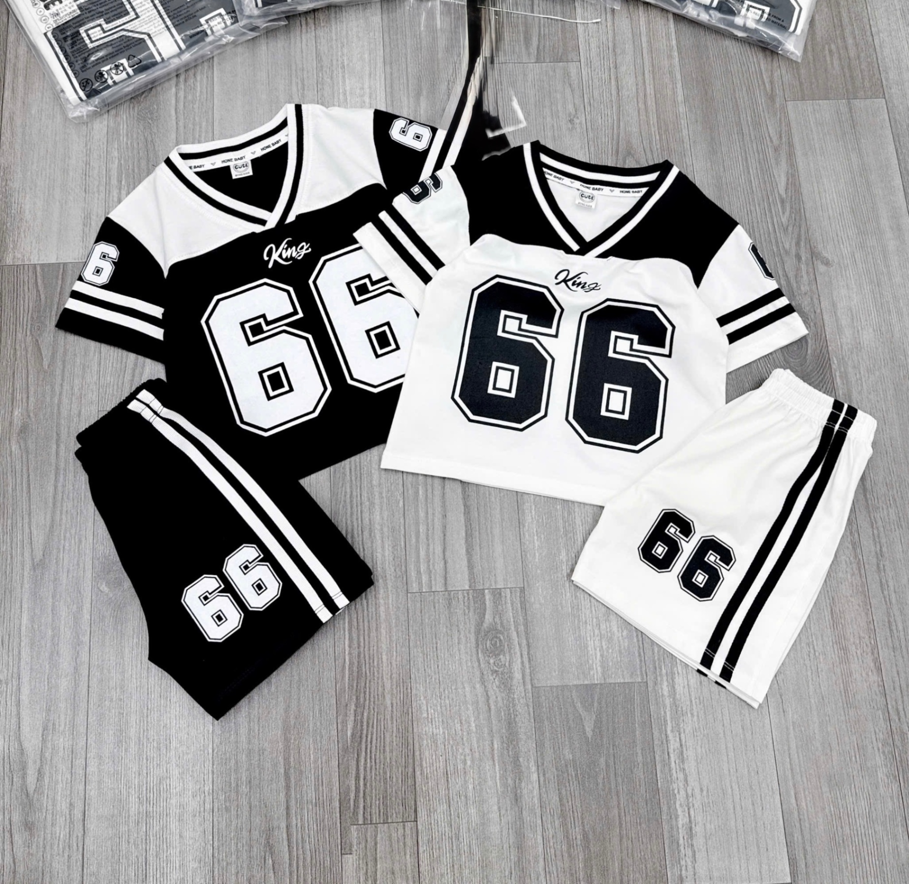 T742 - SET 2 BỘ ĐÙI BÉ TRAI CỔ V PHỐI ĐEN TRẮNG 66