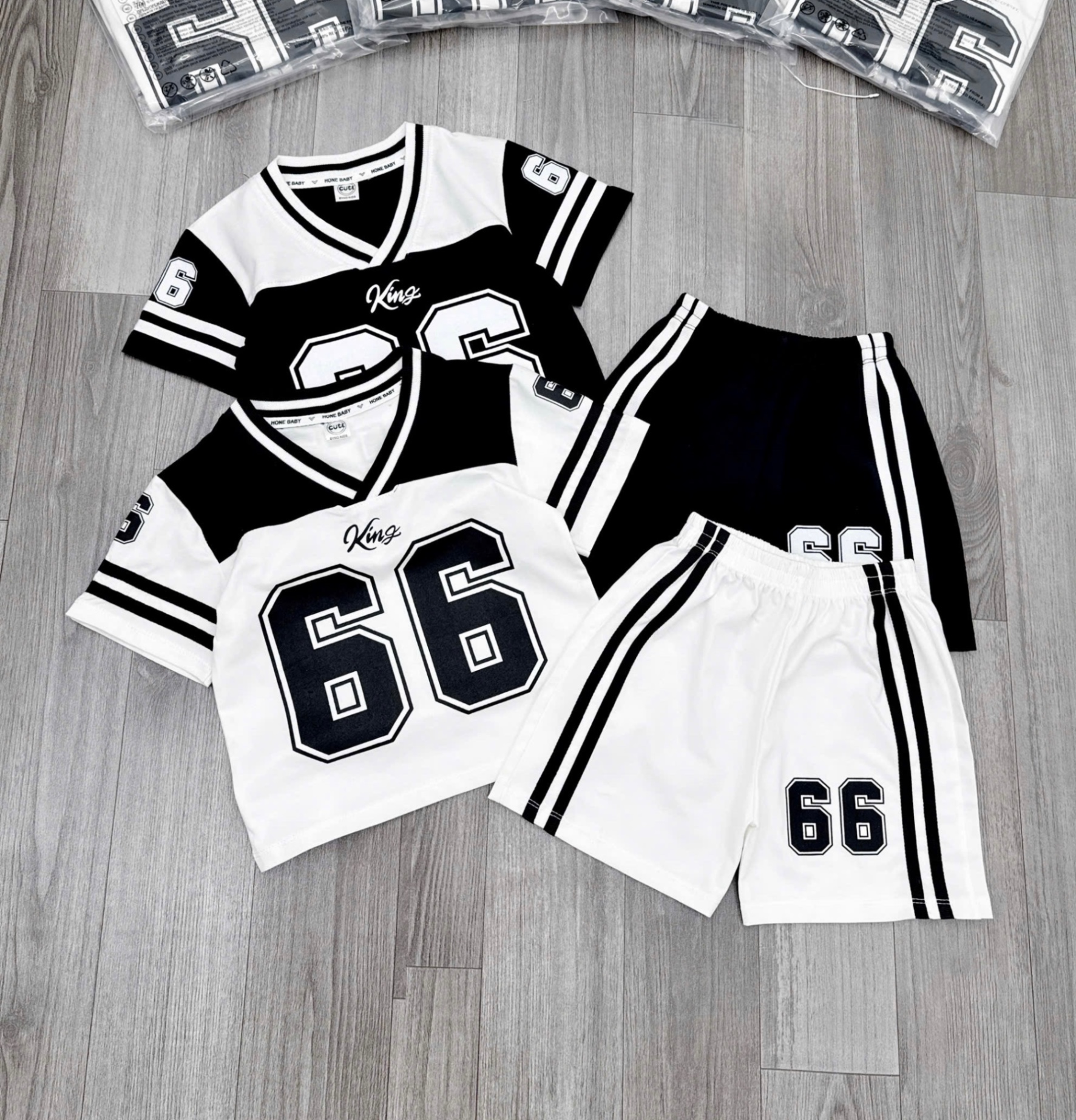 T742 - SET 2 BỘ ĐÙI BÉ TRAI CỔ V PHỐI ĐEN TRẮNG 66