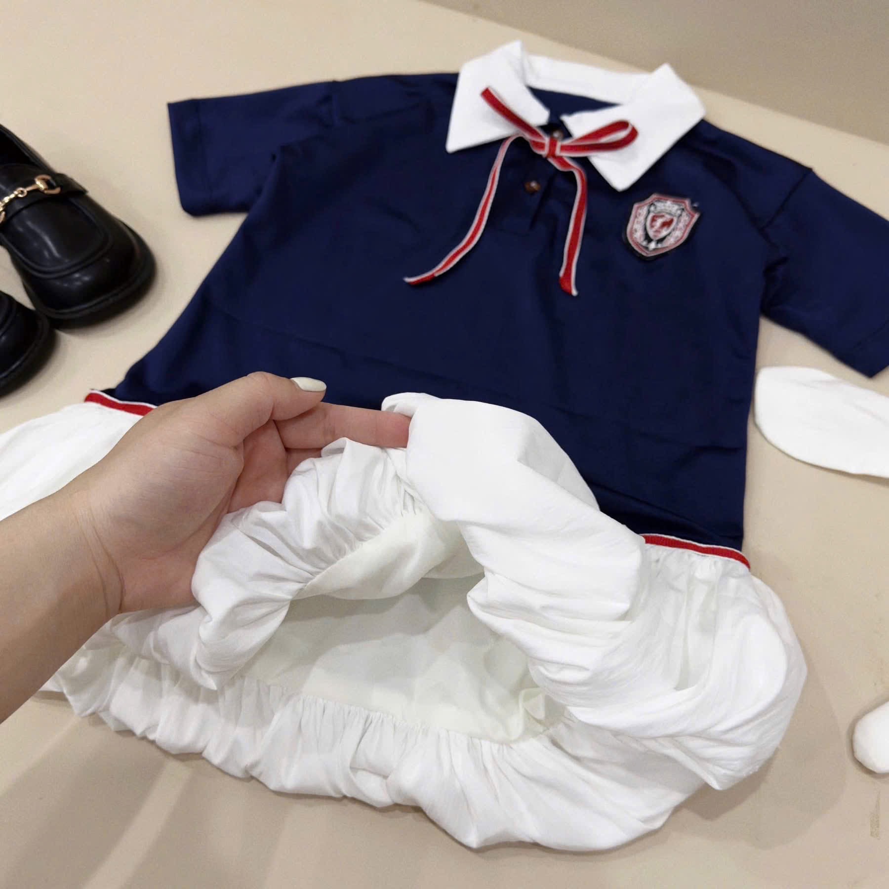 (hàng chờ) VB547 - VÁY BÉ GÁI THAN CỔ TRẮNG PHỐI GẤU CỔ NƠ