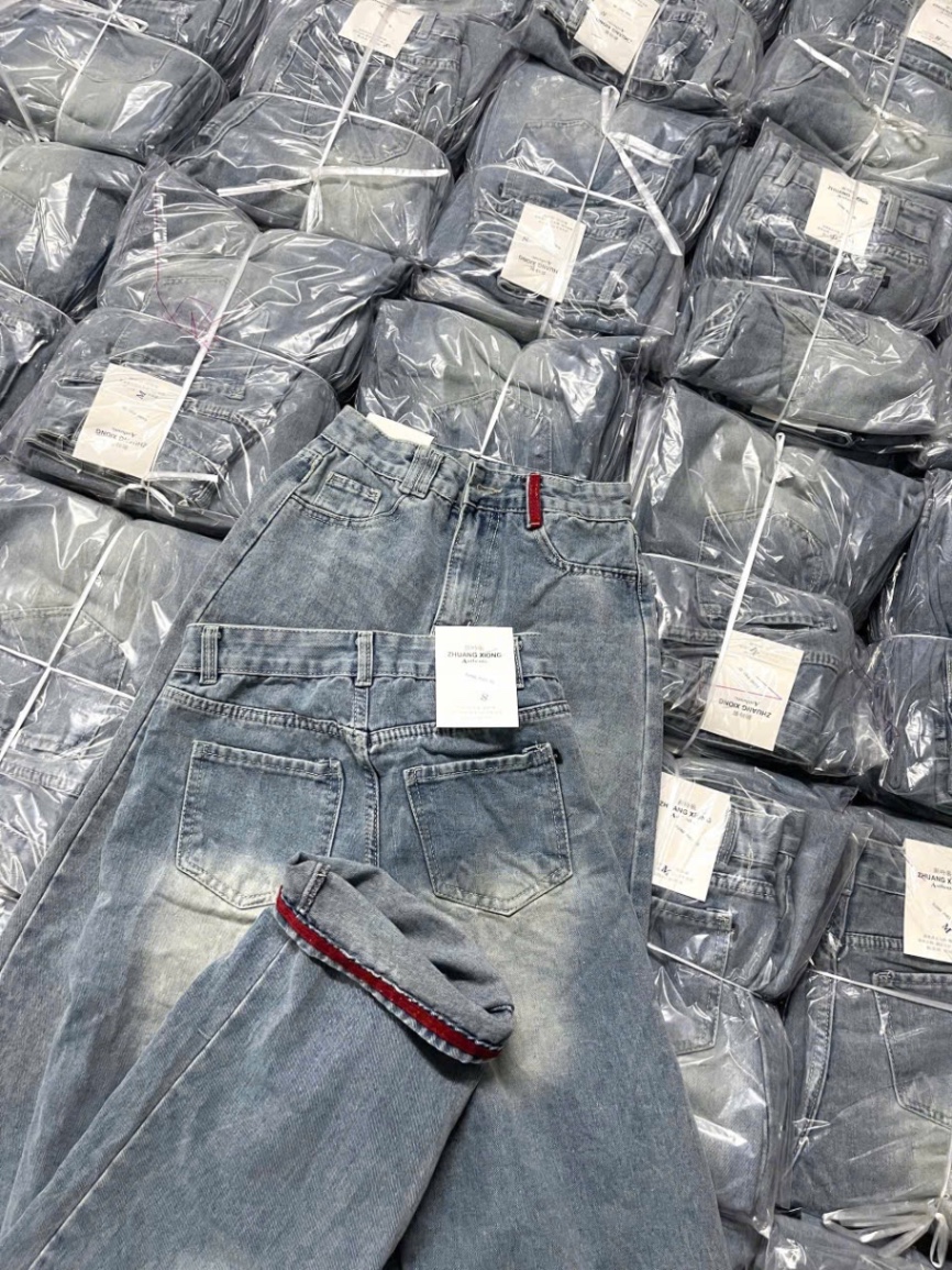 QNU605 - QUẦN JEANS SUÔNG XANH PHỐI GẤU CẠP ĐỎ